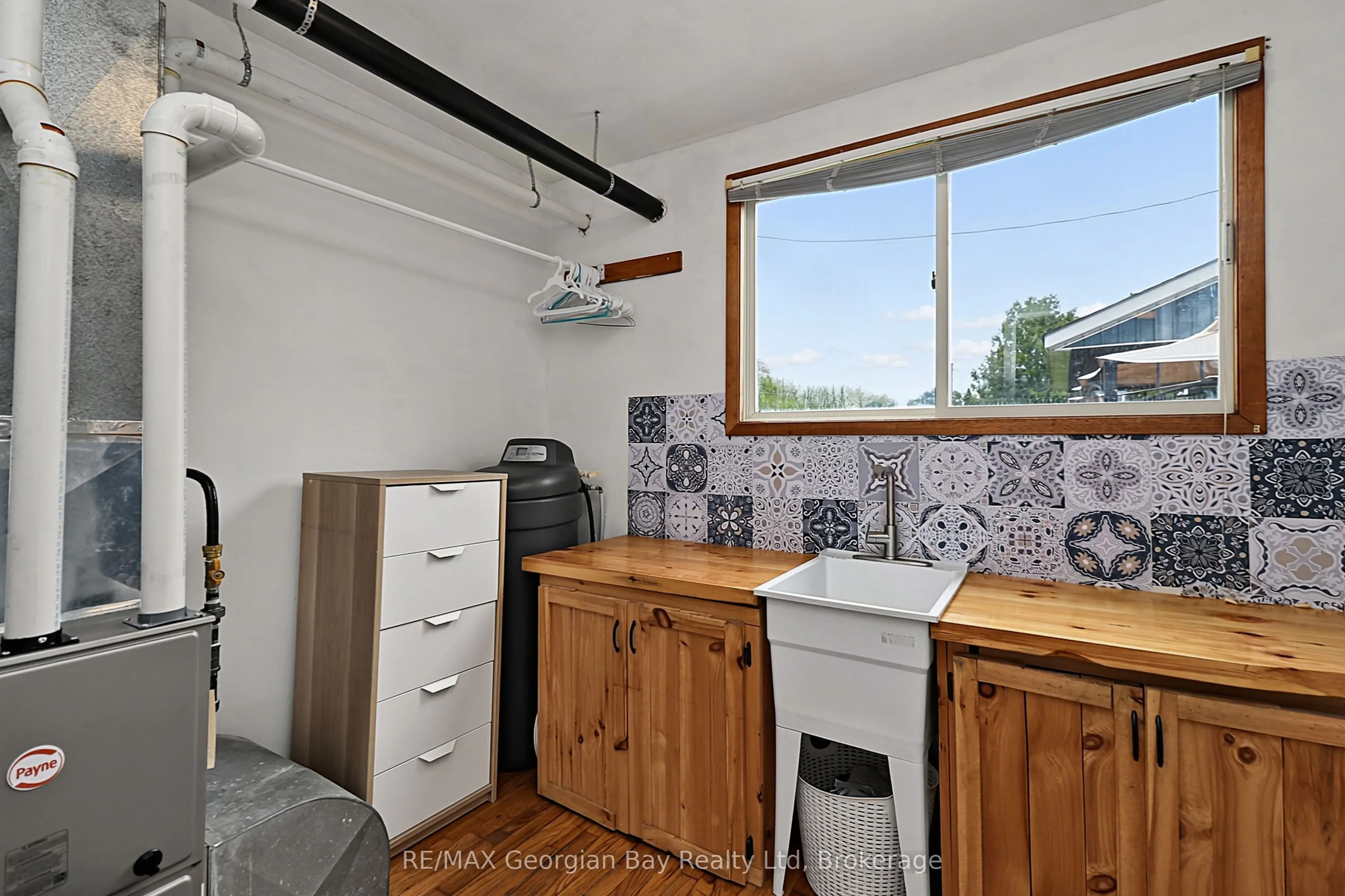 154 ROBERT Street W