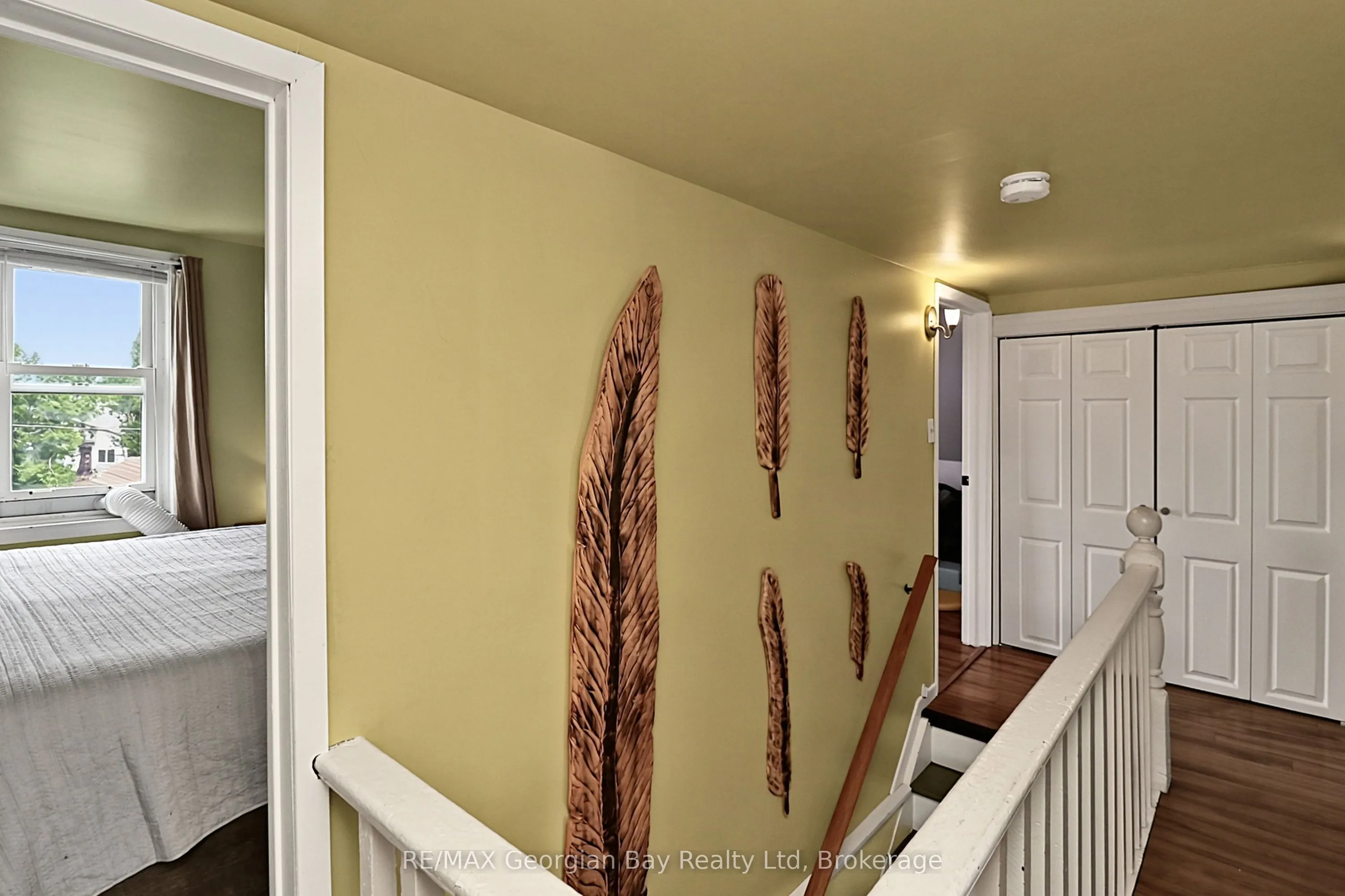 154 ROBERT Street W