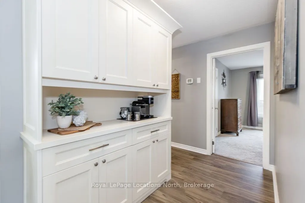 1094 RIVER Road W