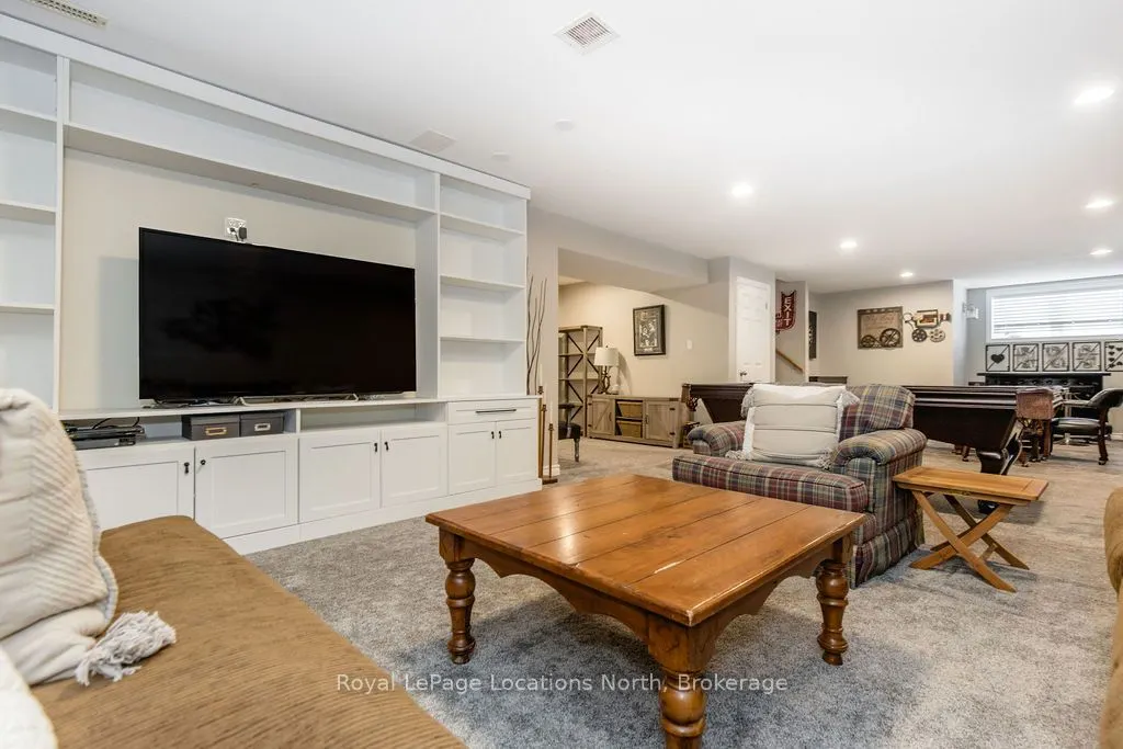 1094 RIVER Road W