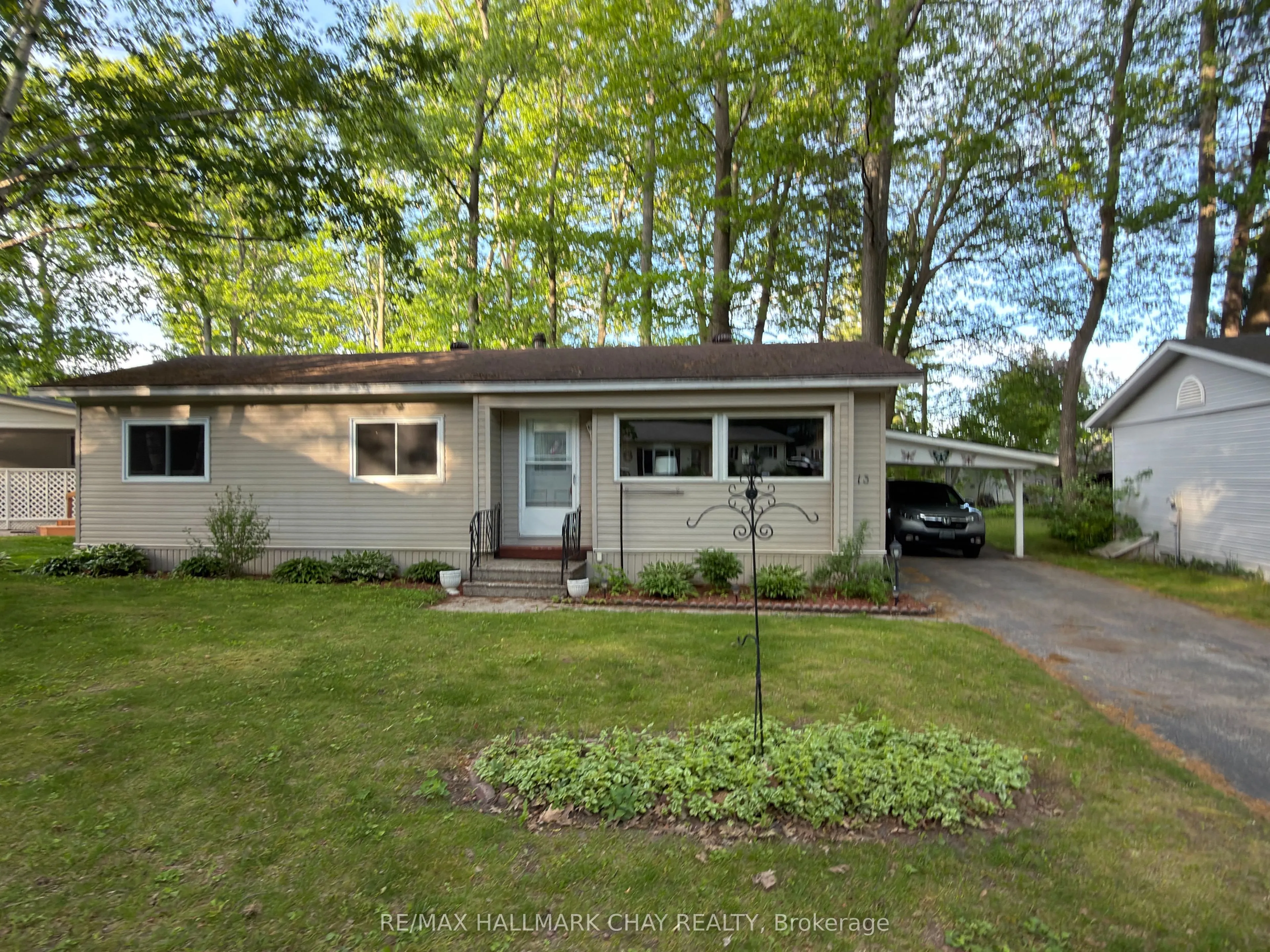 13 Carruthers Street N