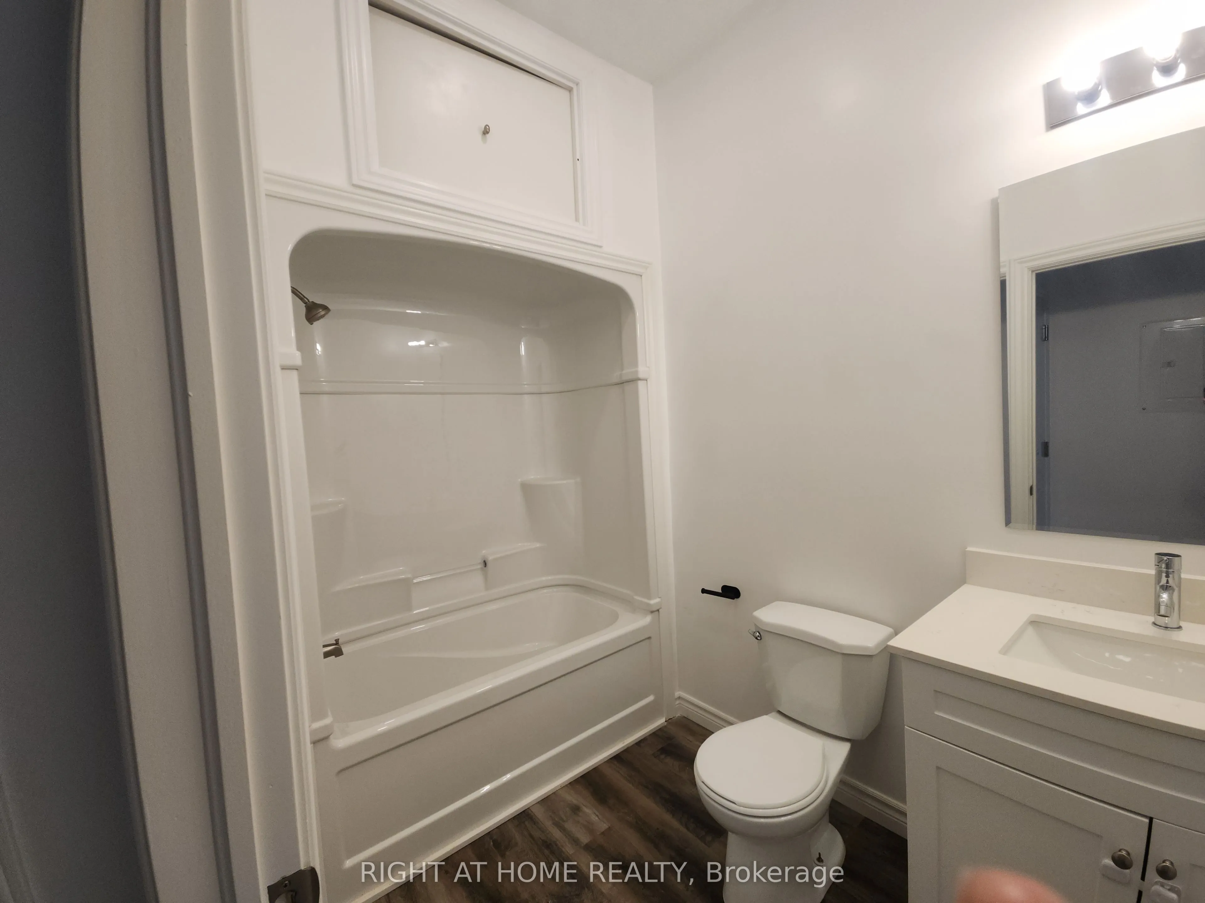 9 Queen Street W #202