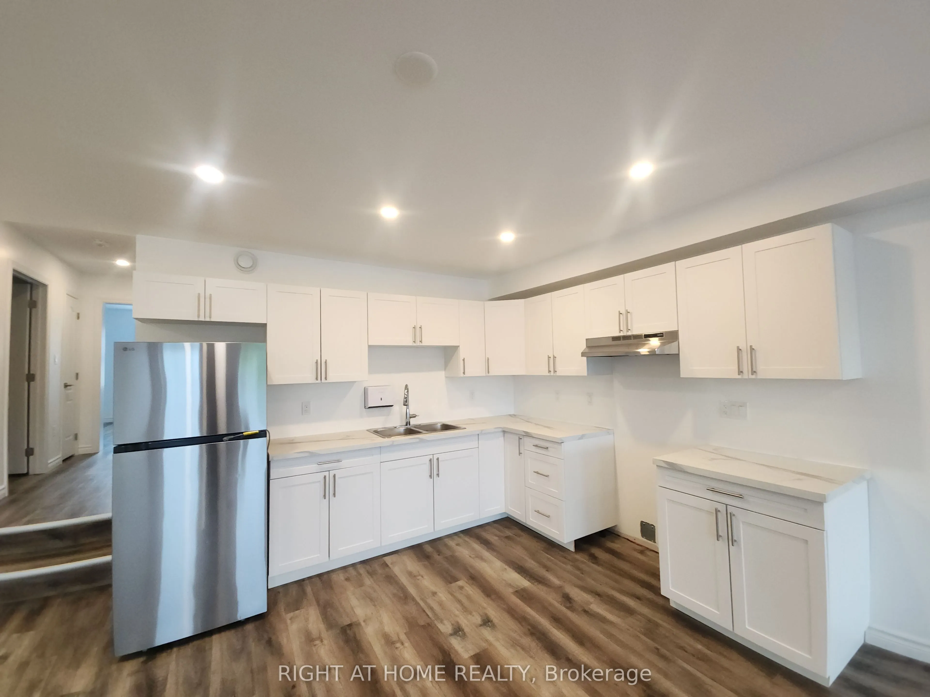 9 Queen Street W #202
