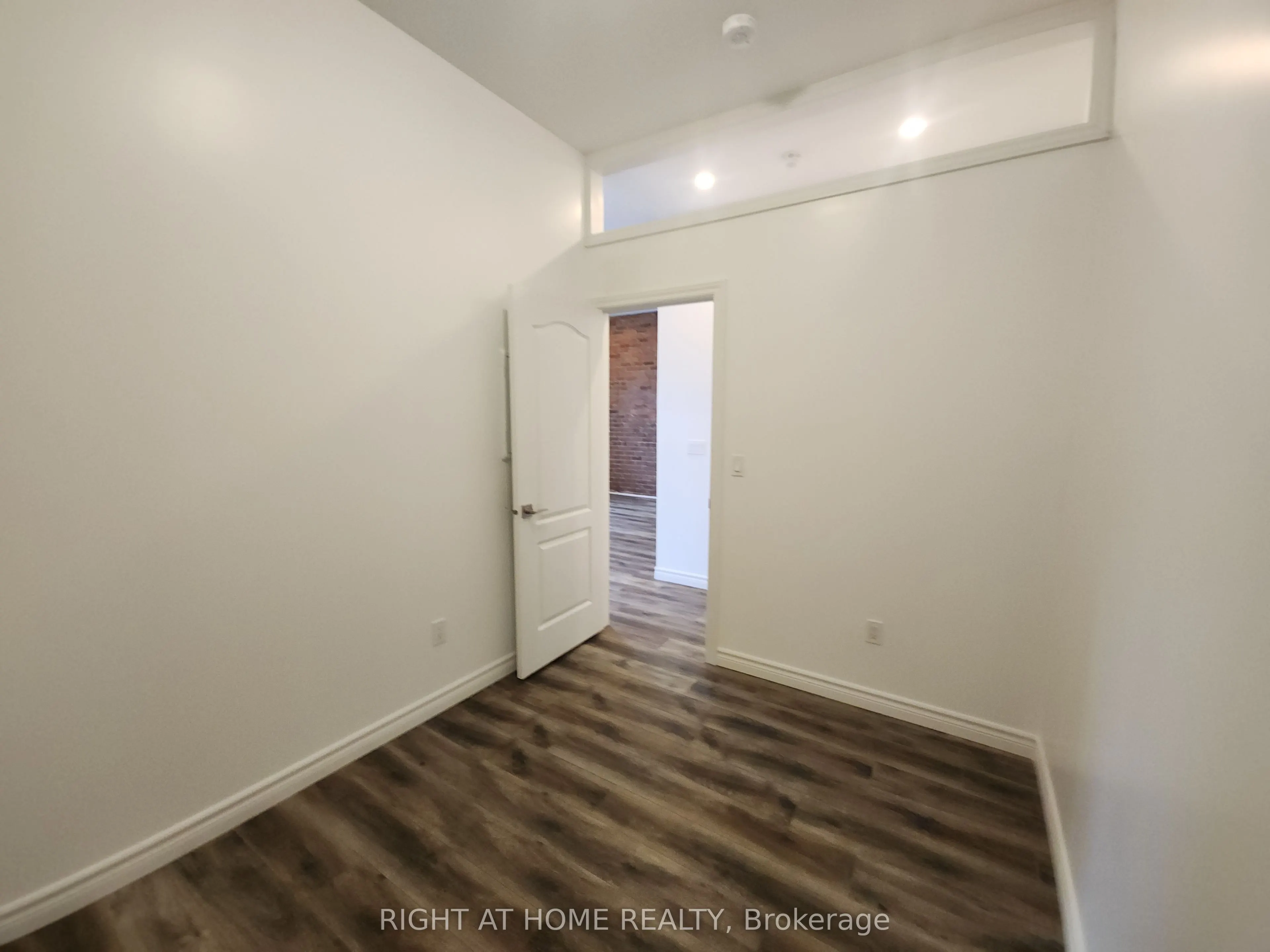 9 Queen Street W #202