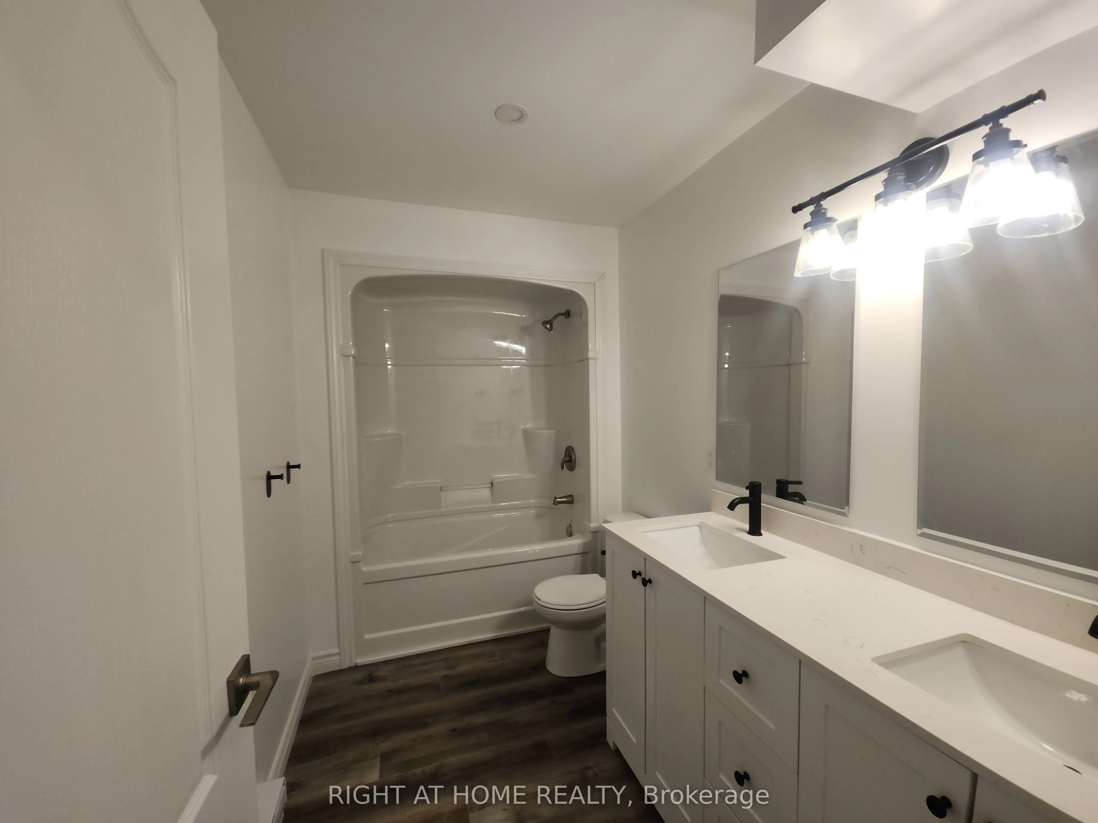 9 Queen Street W #202