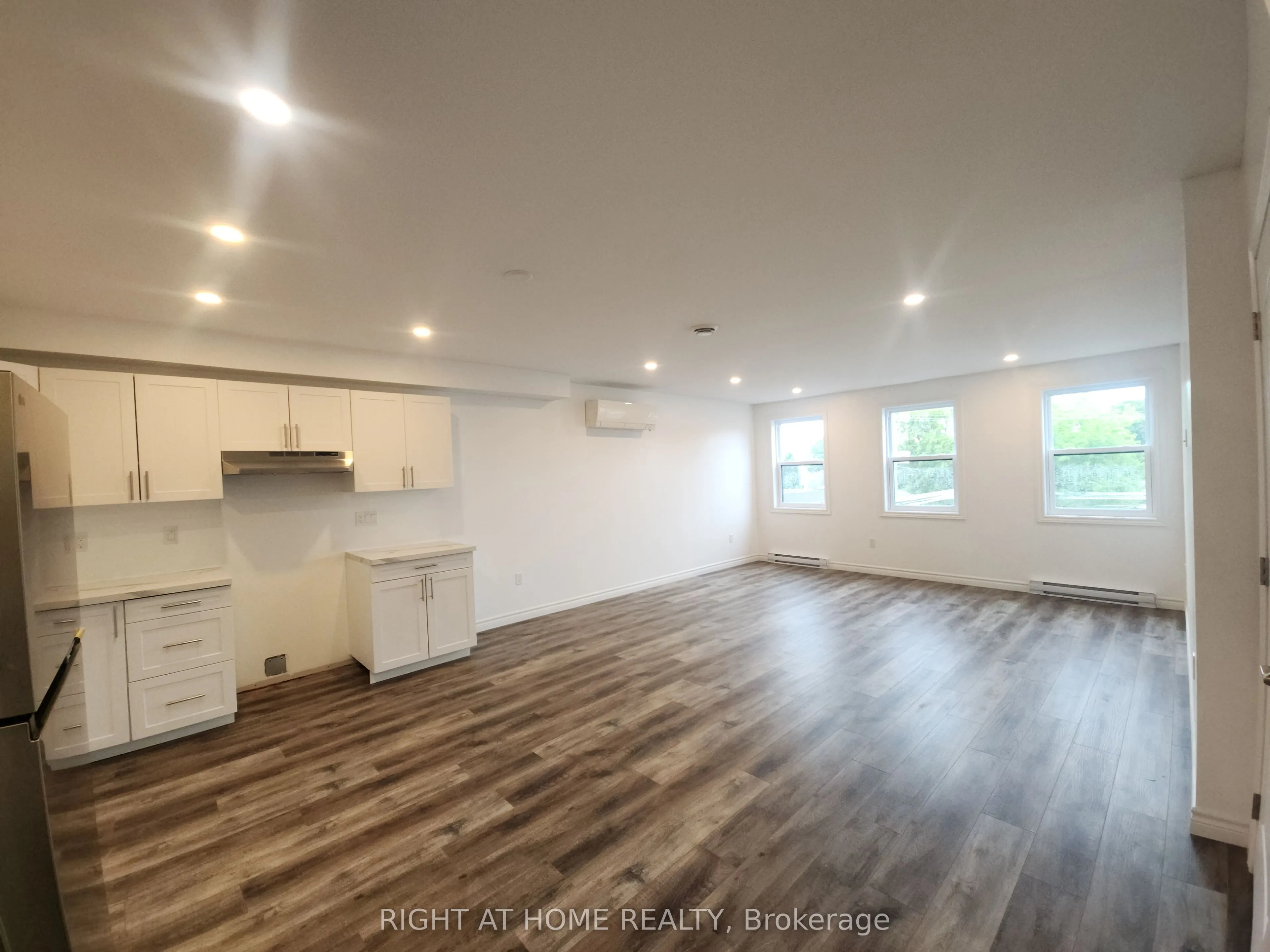 9 Queen Street W #202