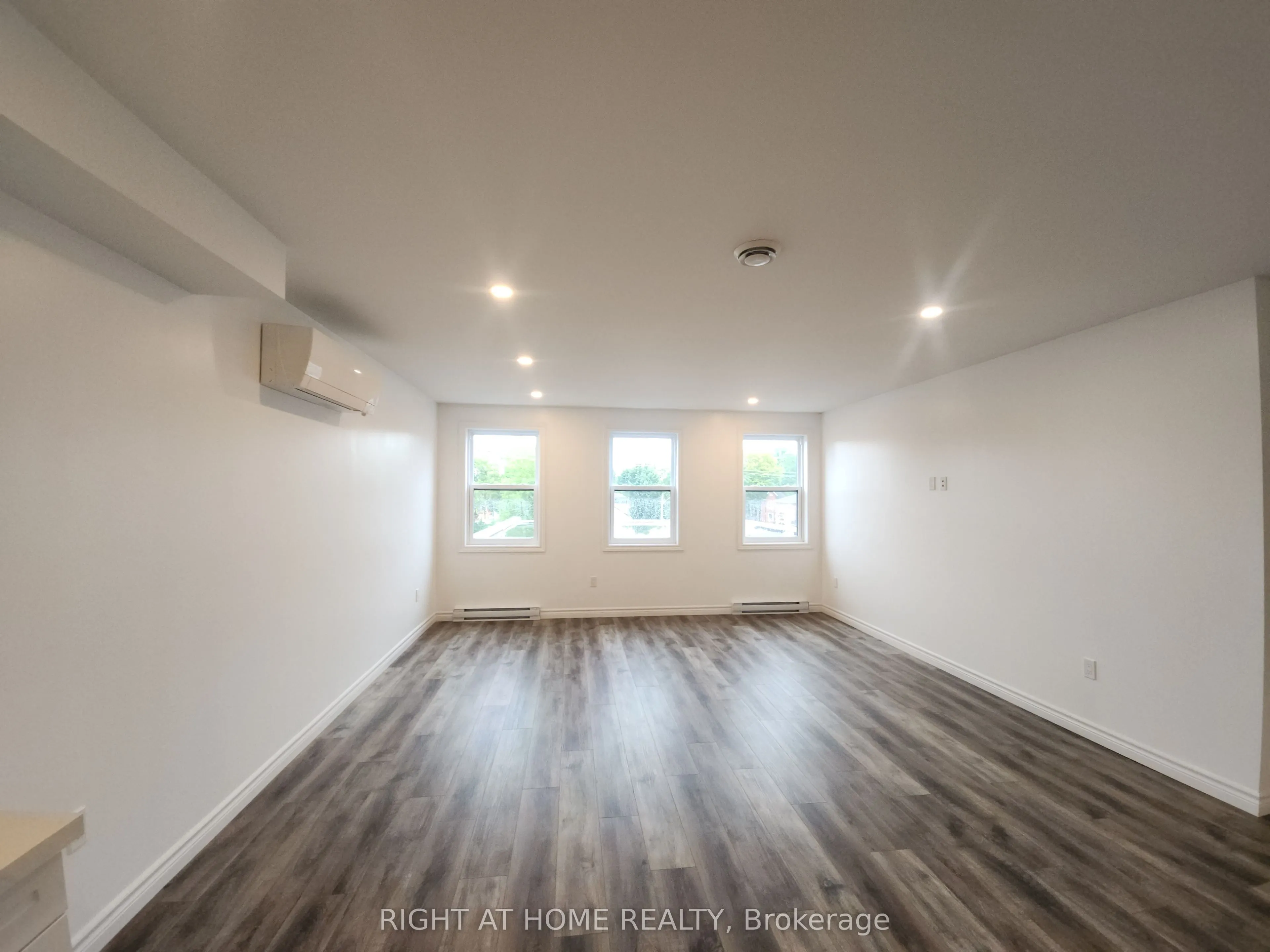 9 Queen Street W #202