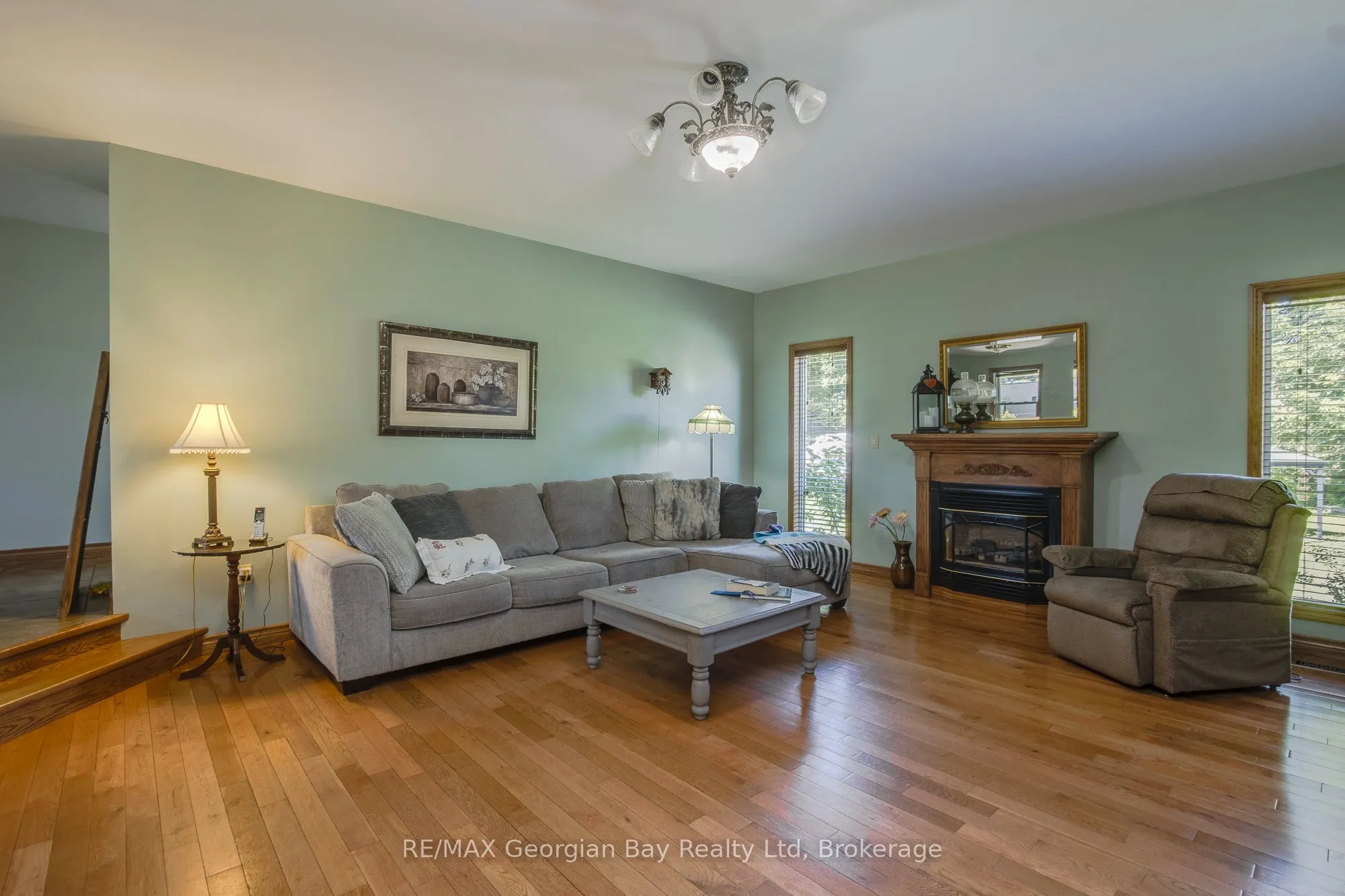 305 Lindsay Street E