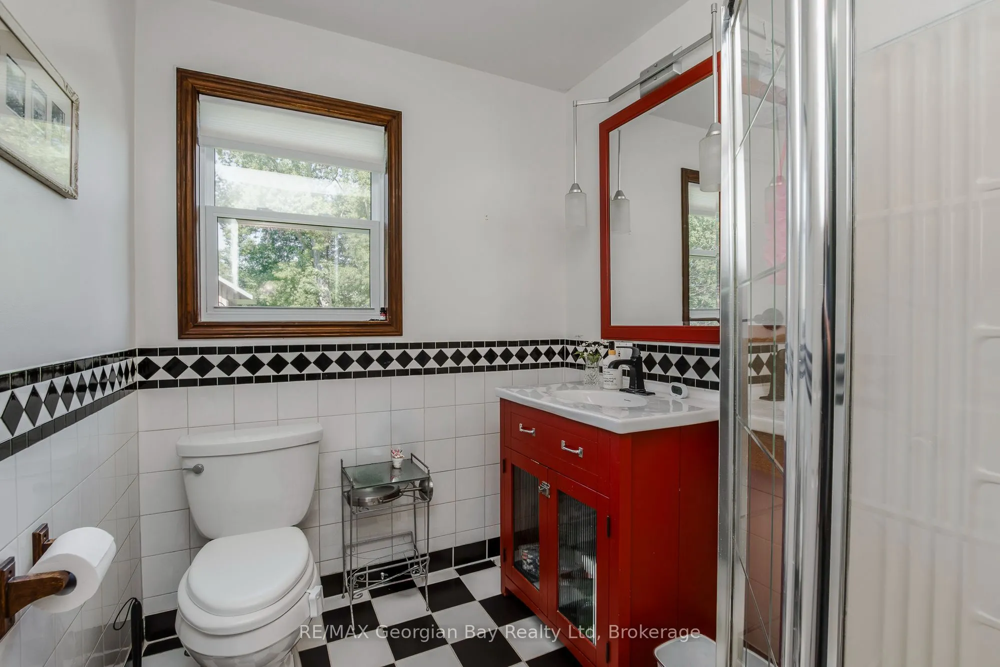 305 Lindsay Street E