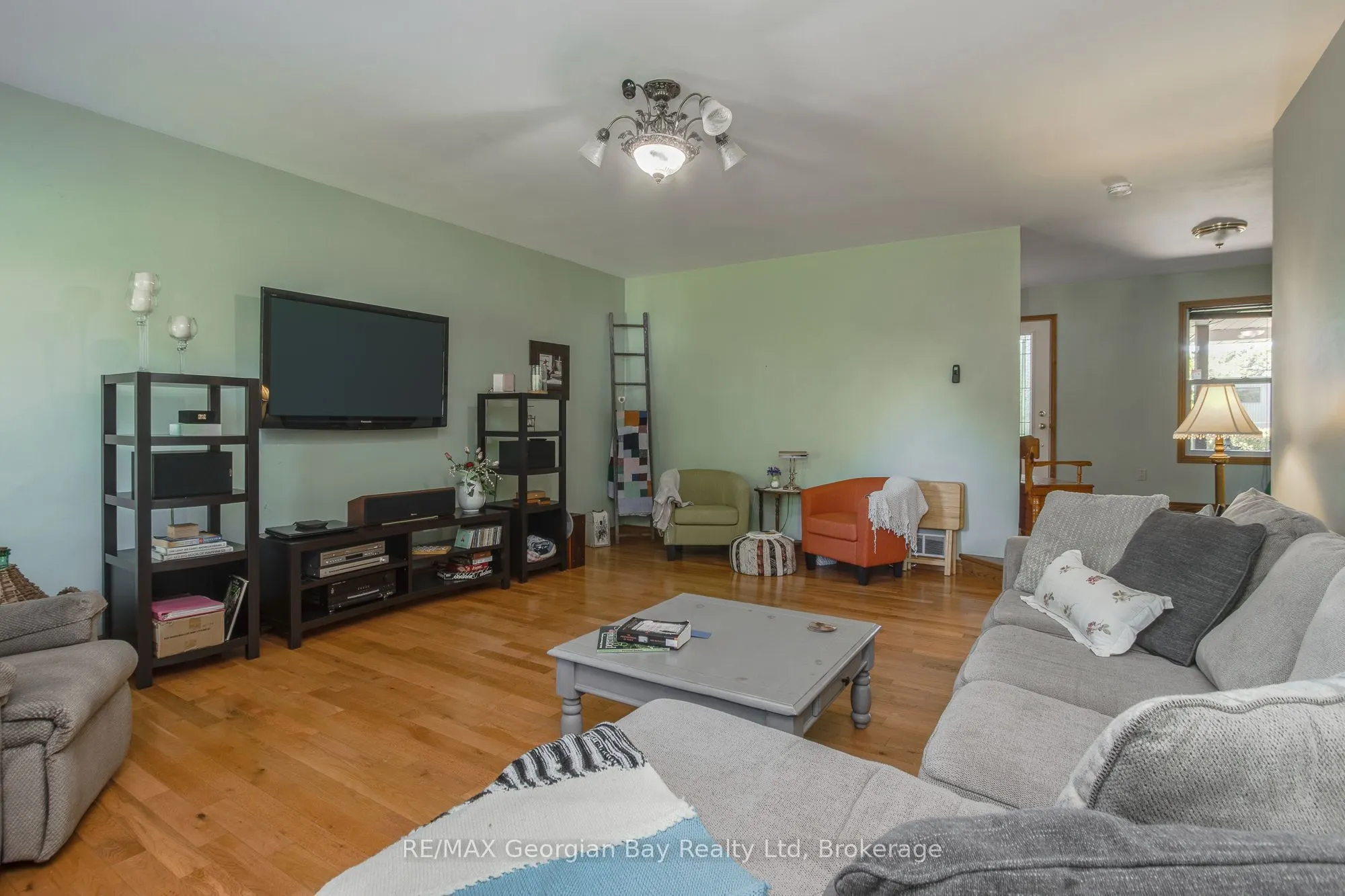305 Lindsay Street E