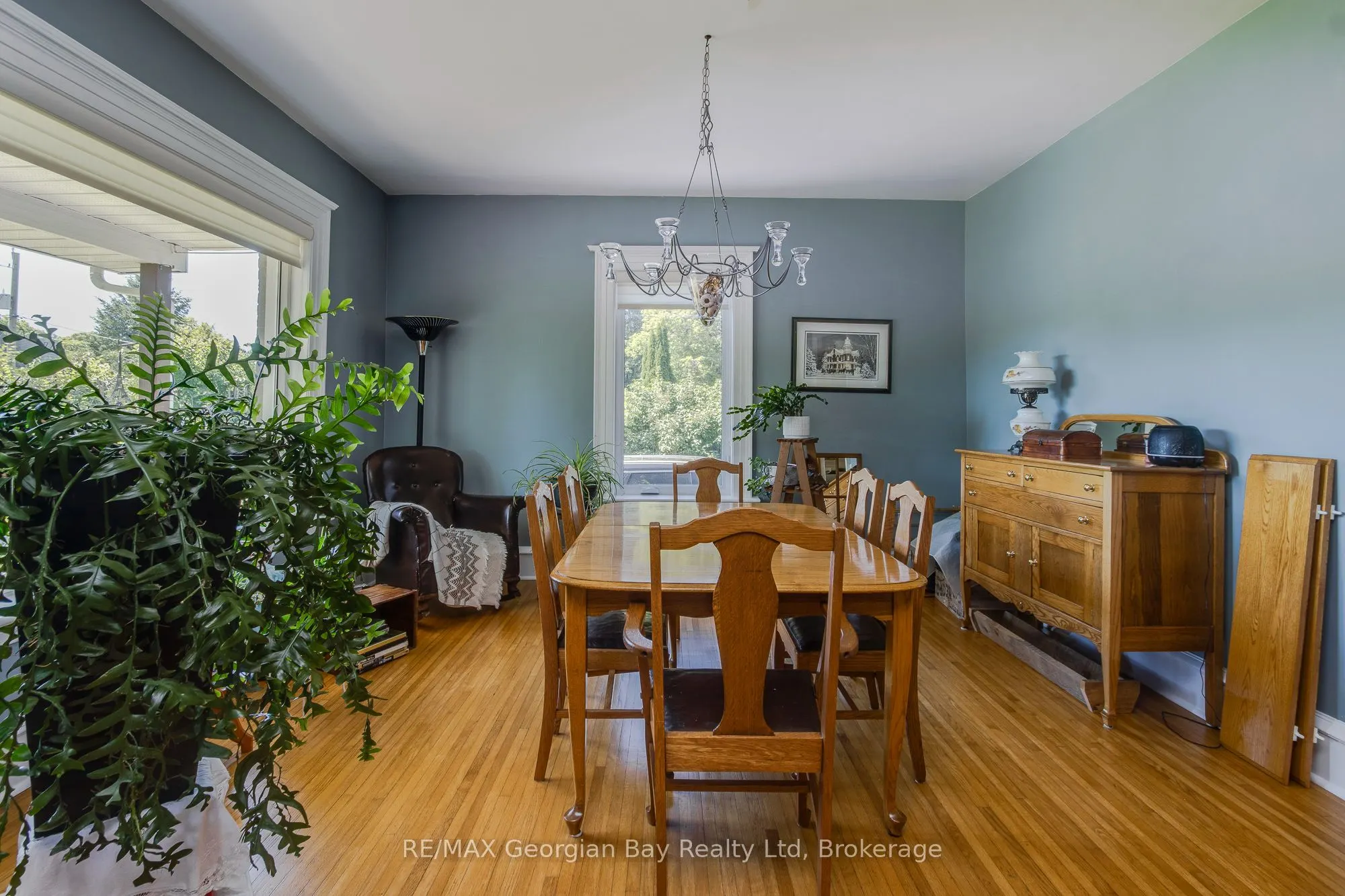 305 Lindsay Street E