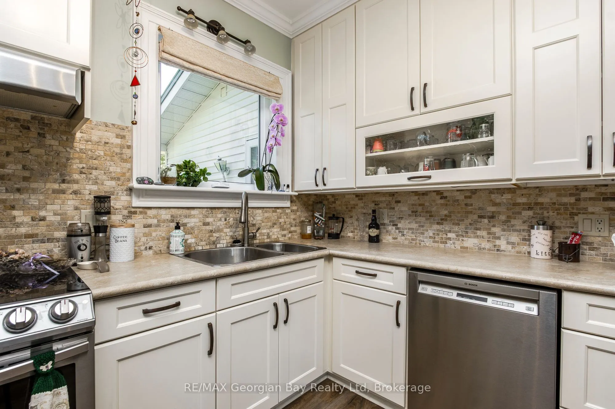 305 Lindsay Street E
