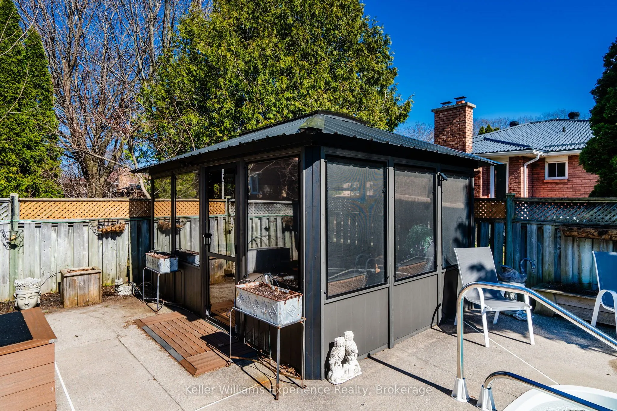 933 Playfair Road