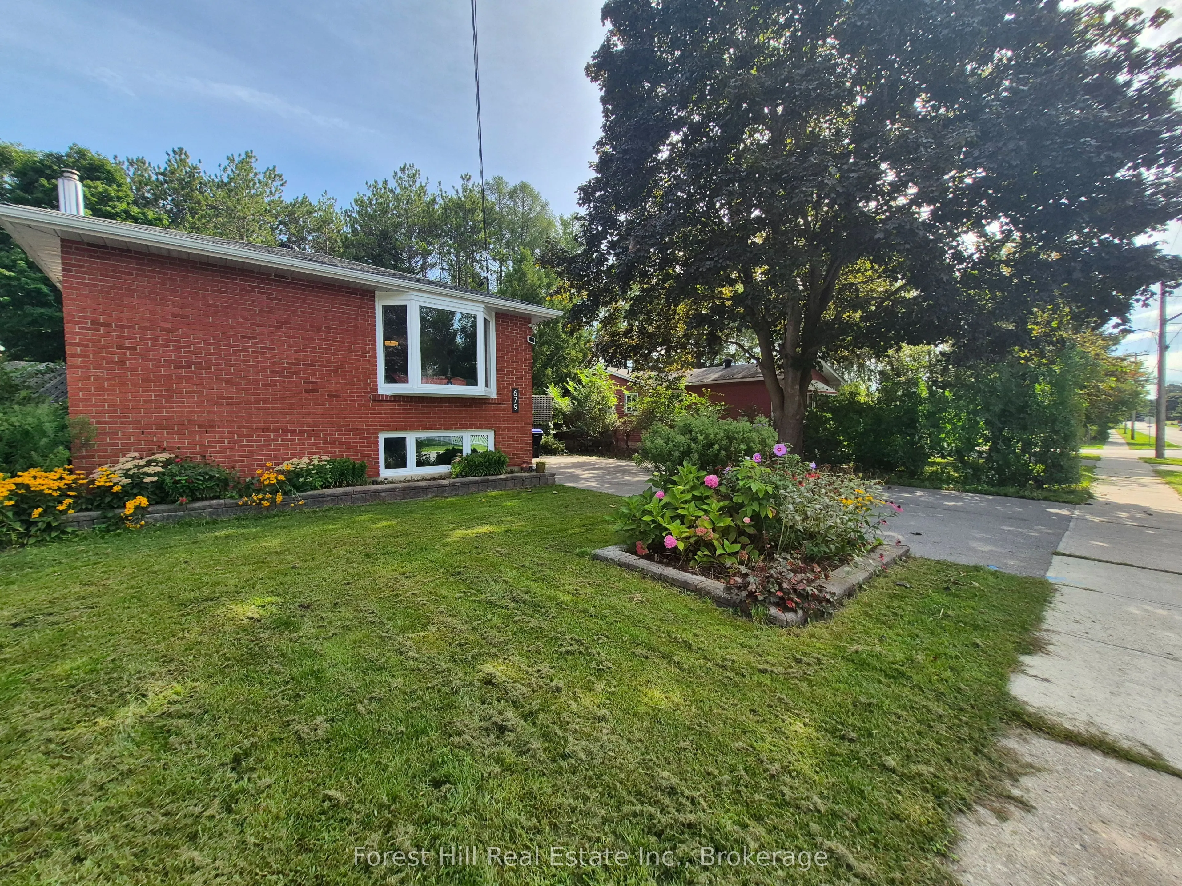 679 Simcoe Avenue W