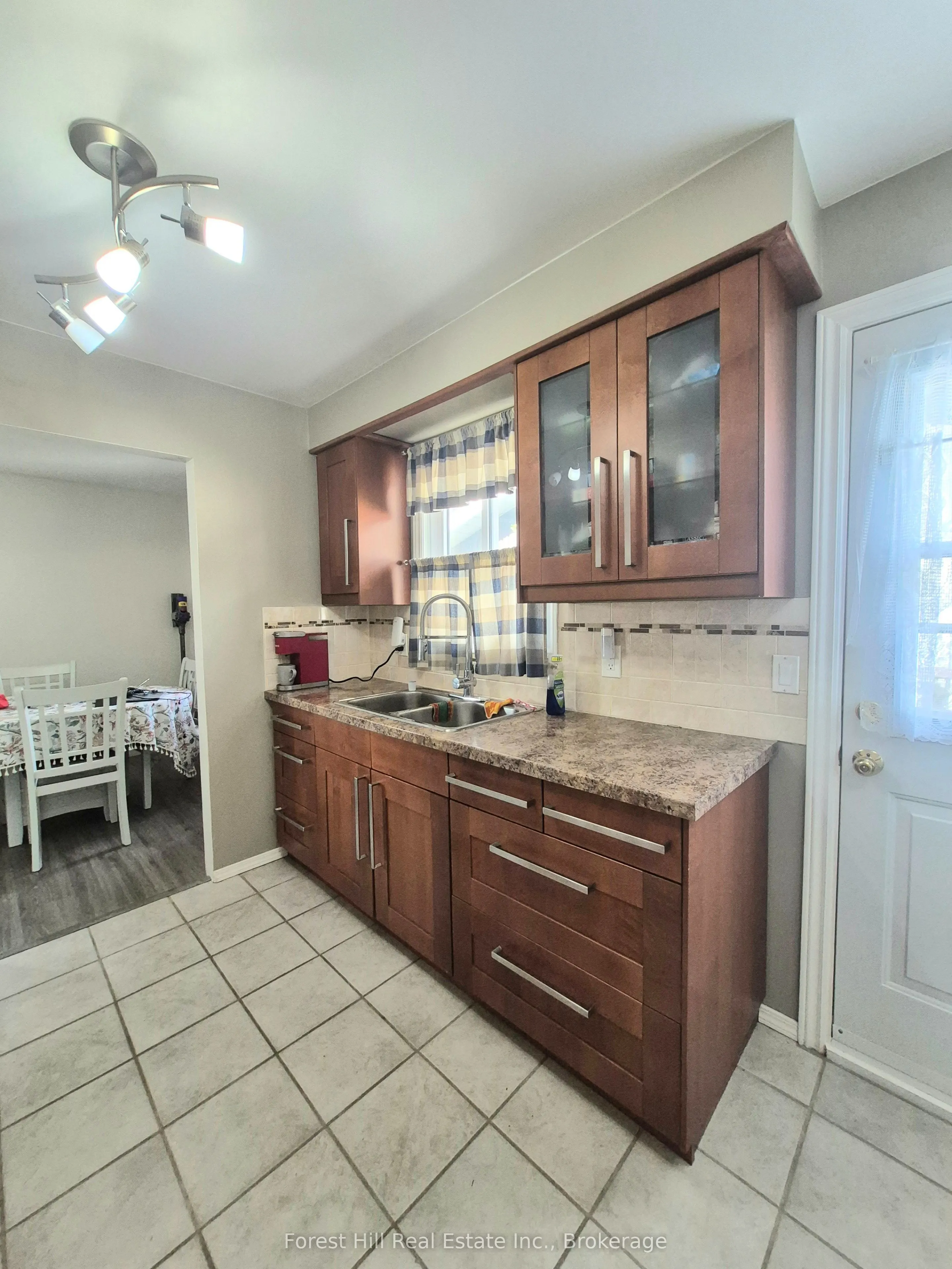 679 Simcoe Avenue W