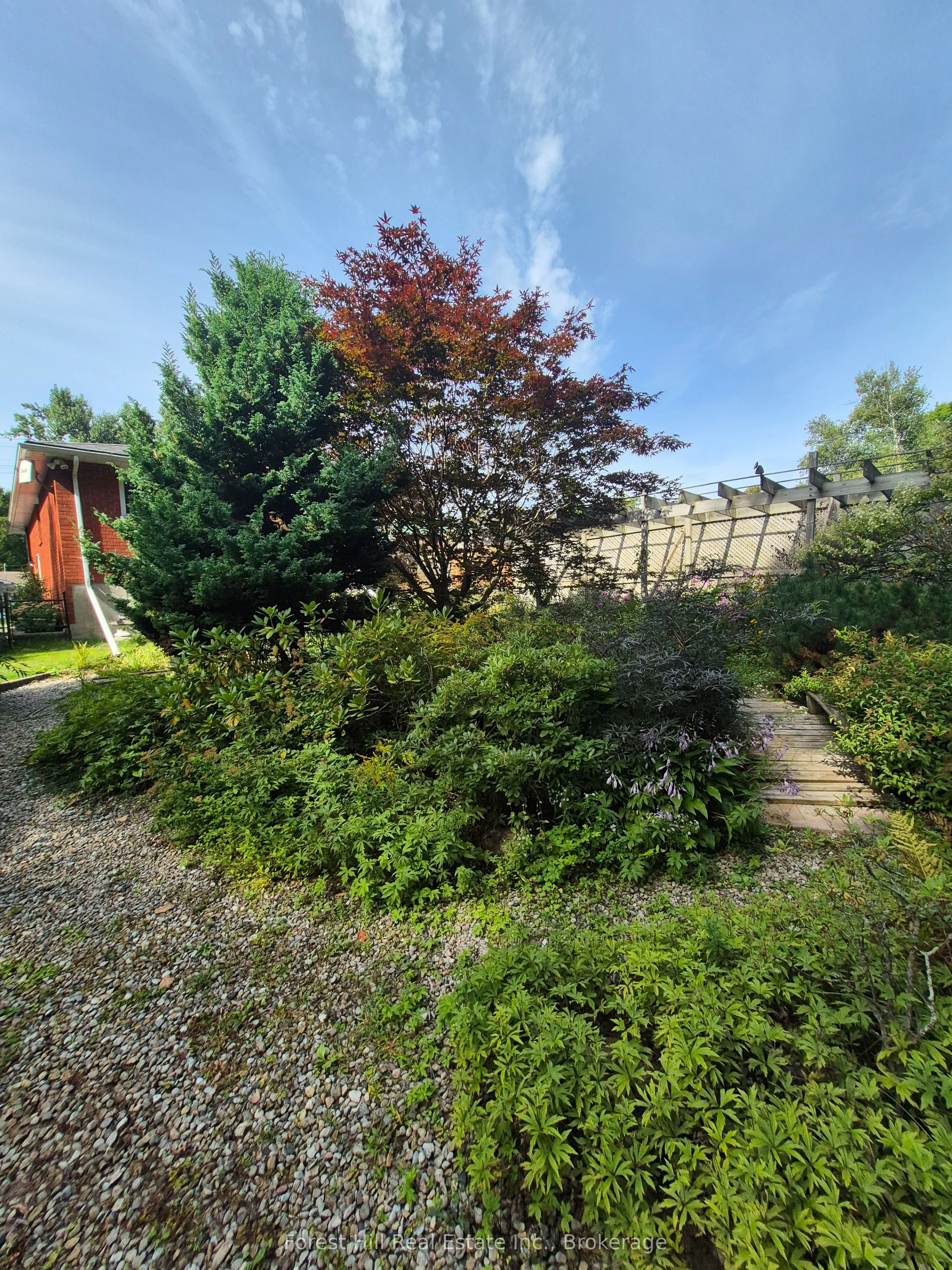 679 Simcoe Avenue W
