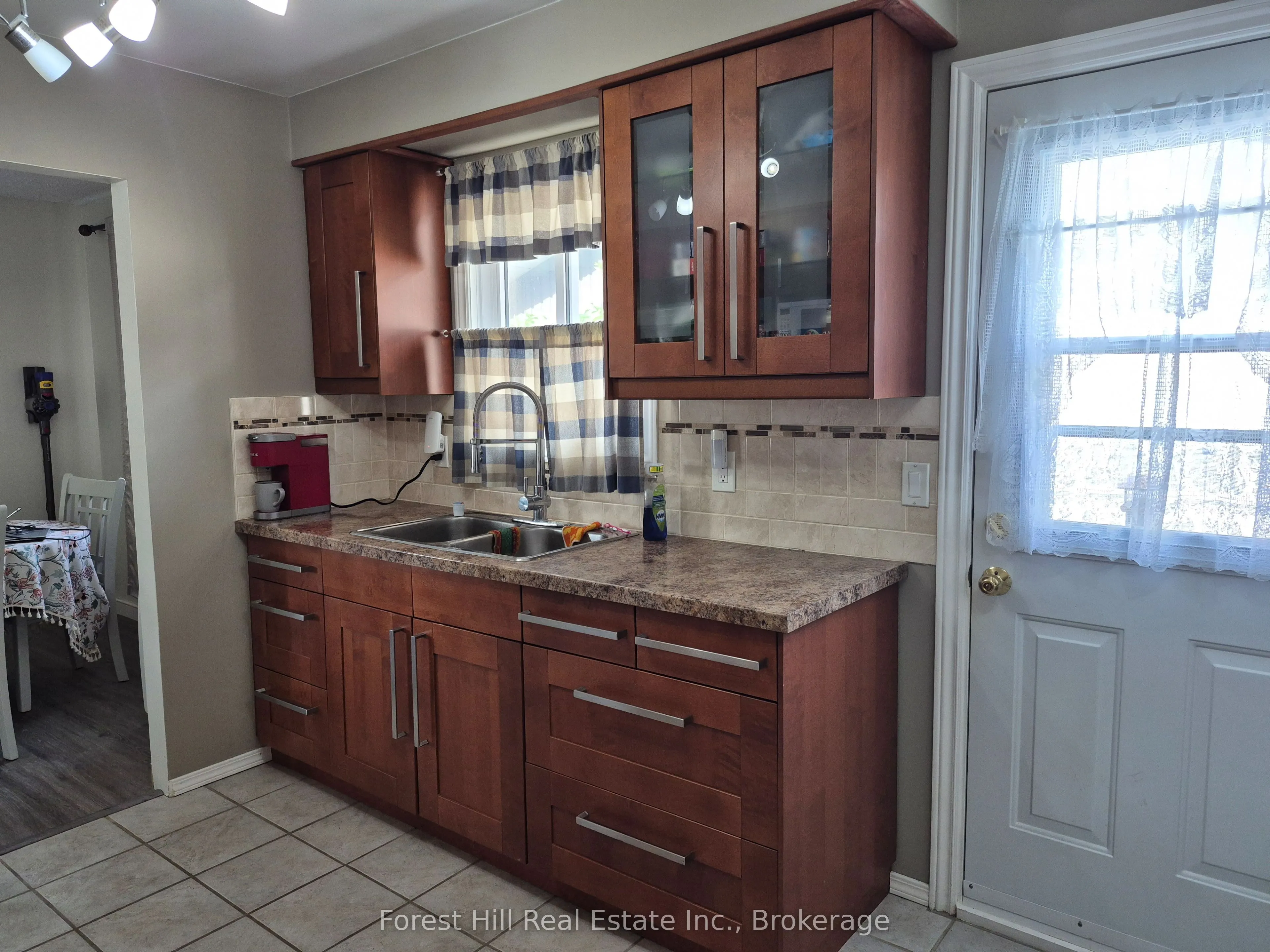 679 Simcoe Avenue W