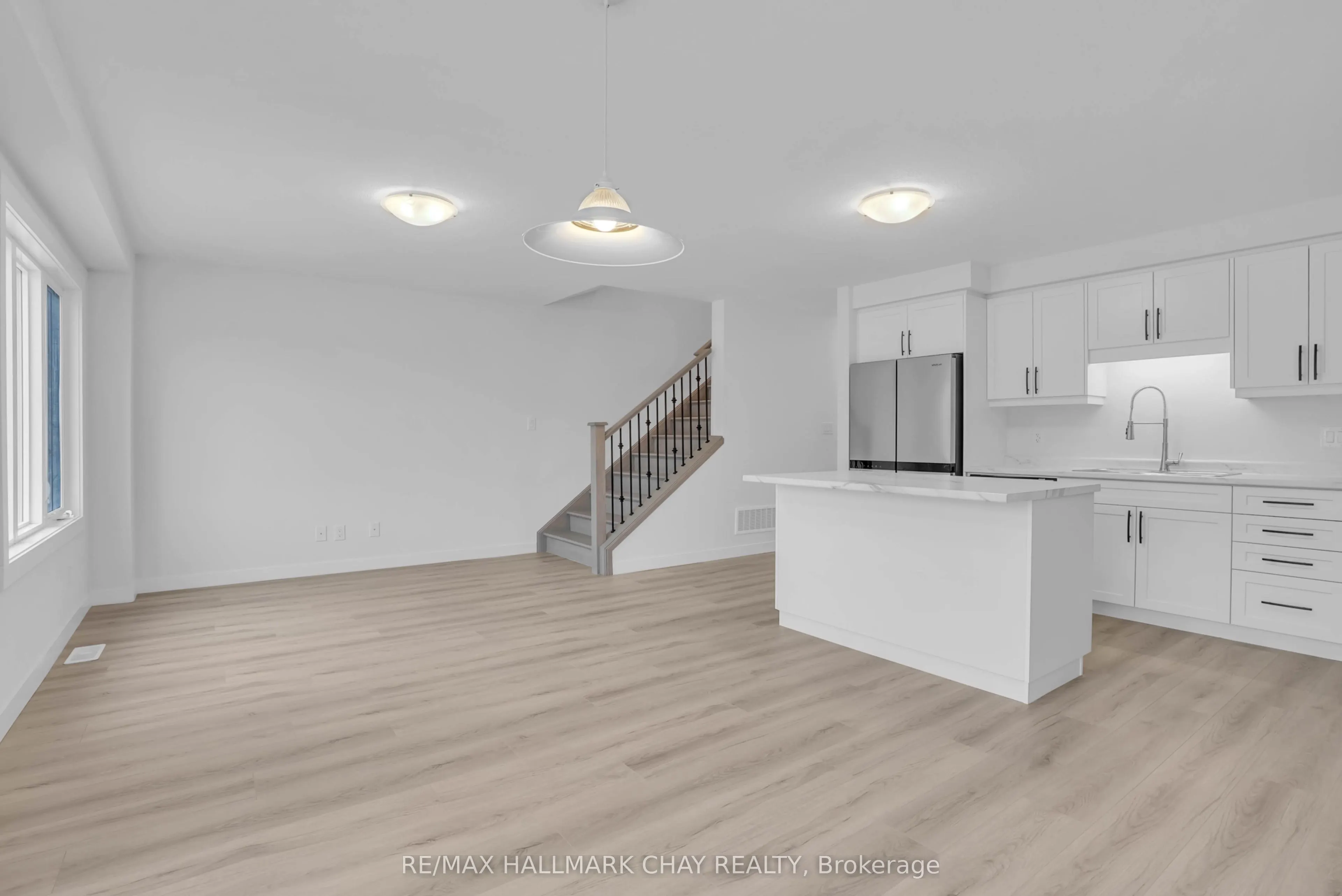 32 Strath Crescent