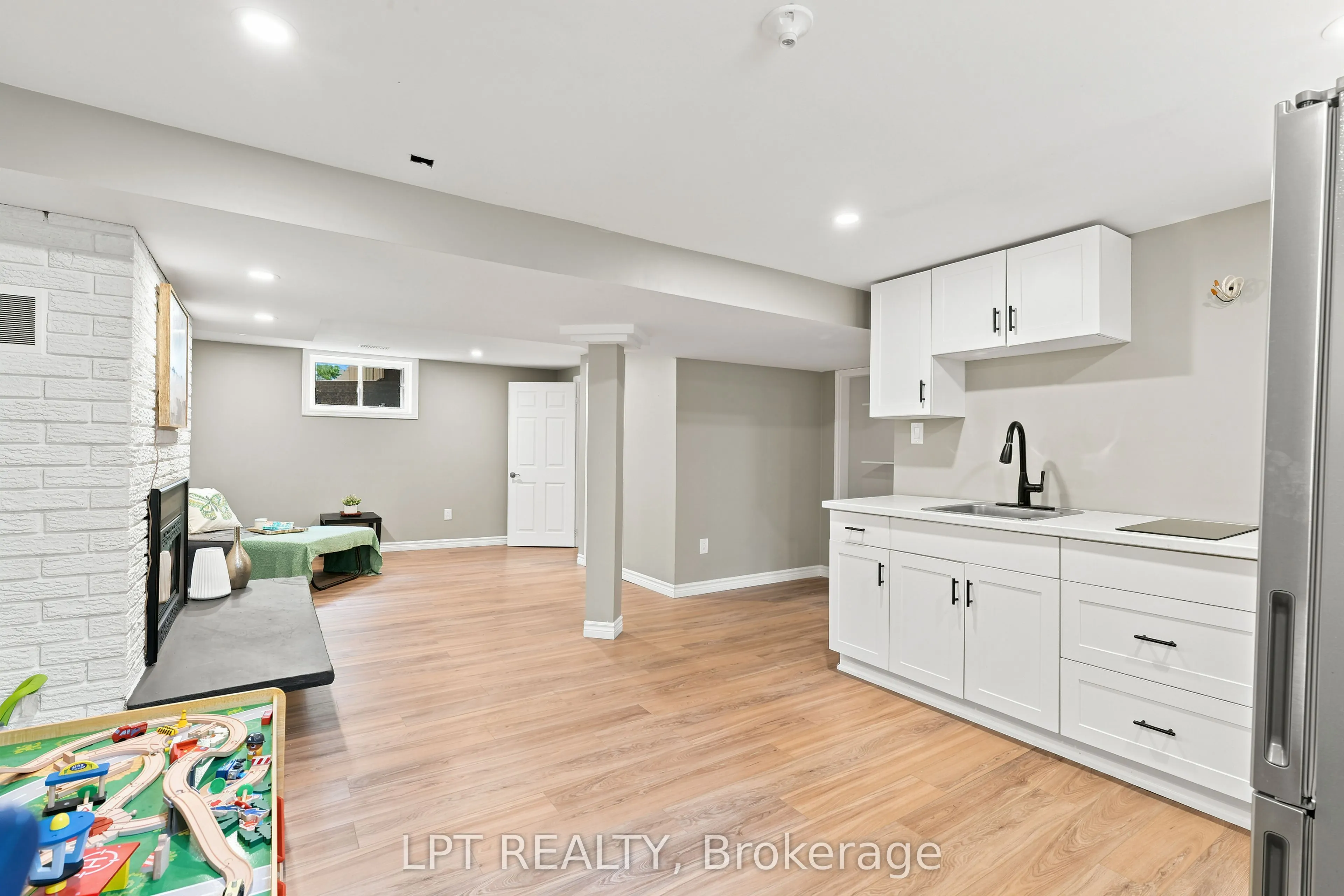 2628 Westshore Crescent