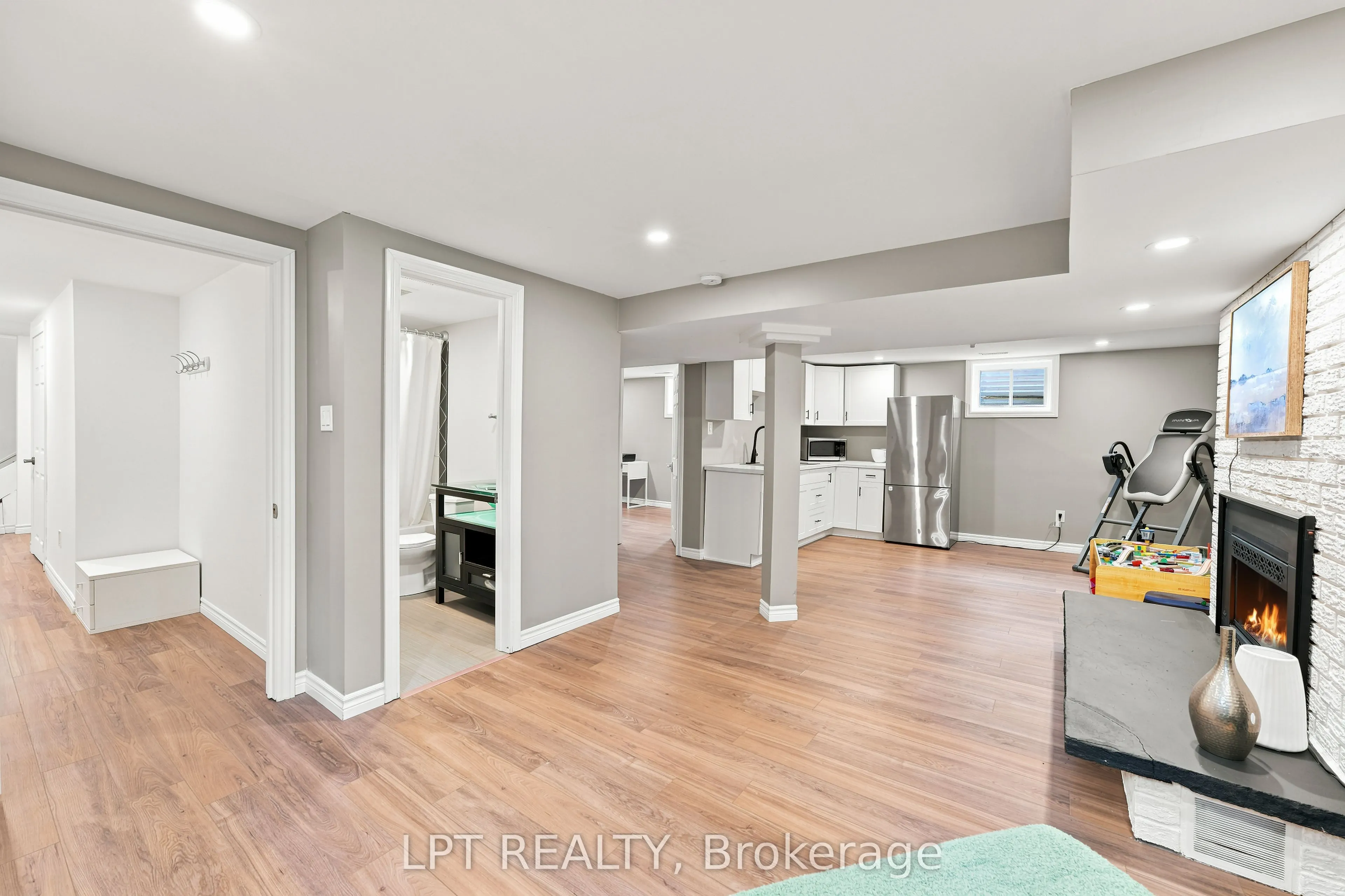 2628 Westshore Crescent