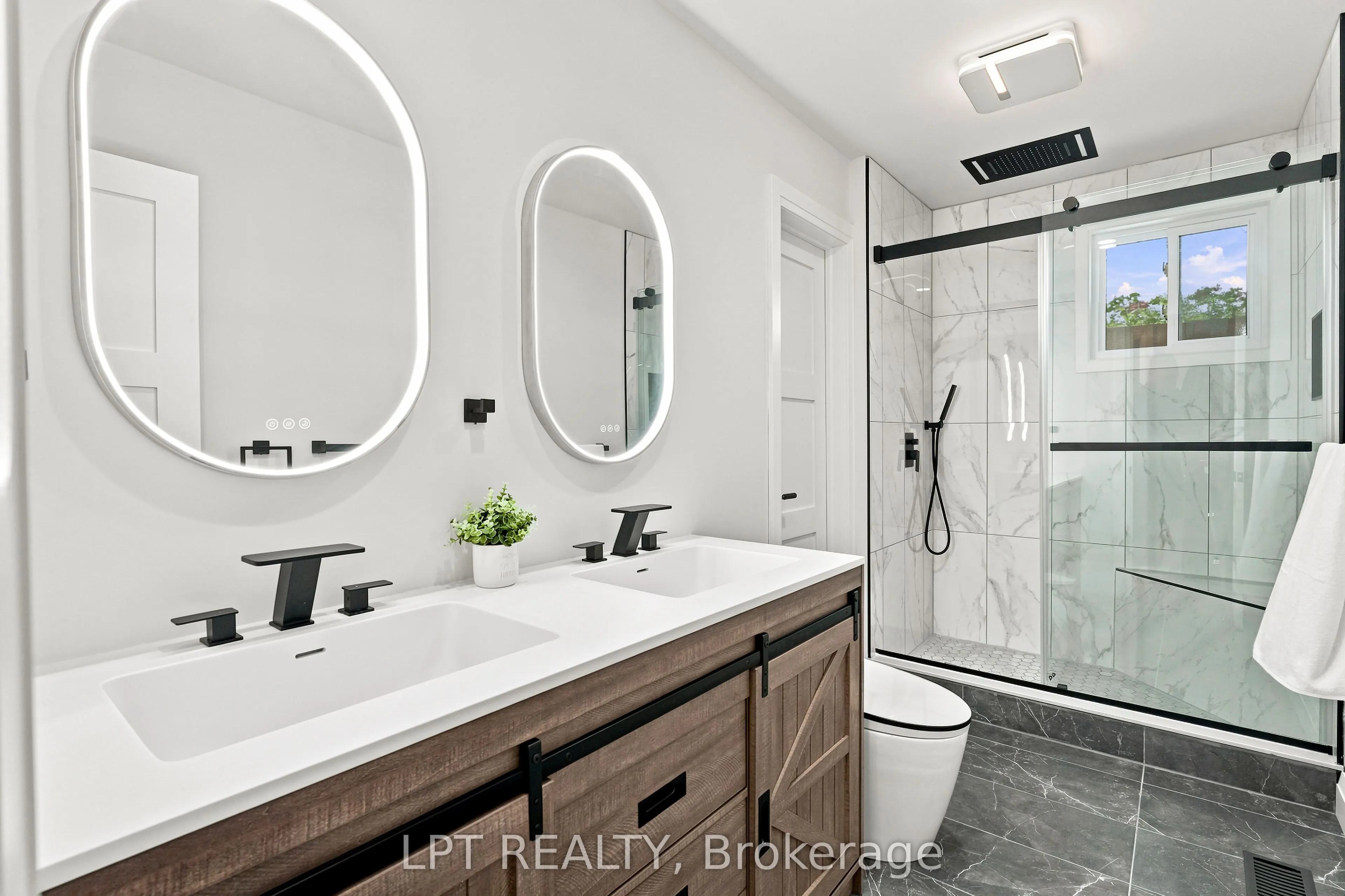 2628 Westshore Crescent