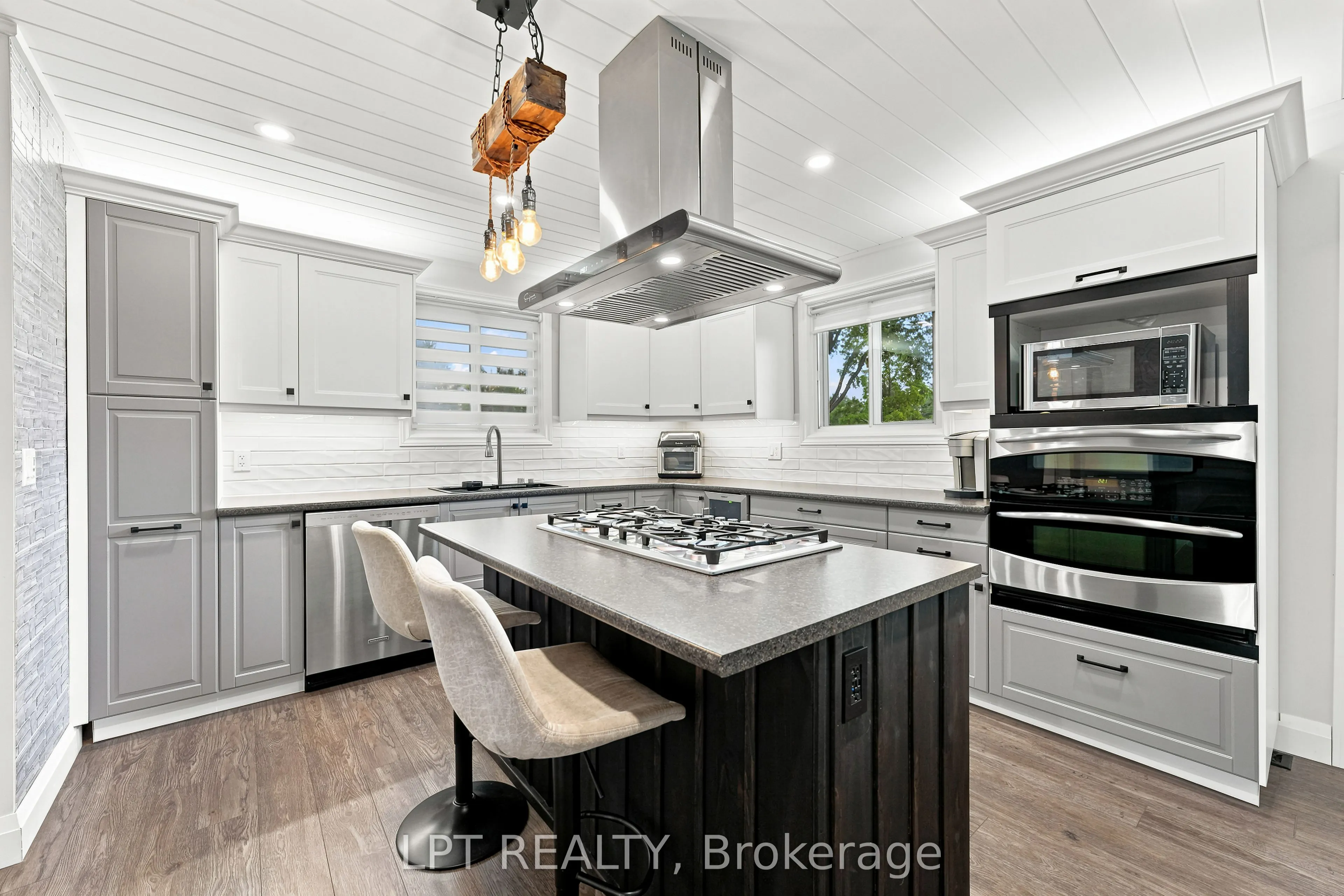 2628 Westshore Crescent