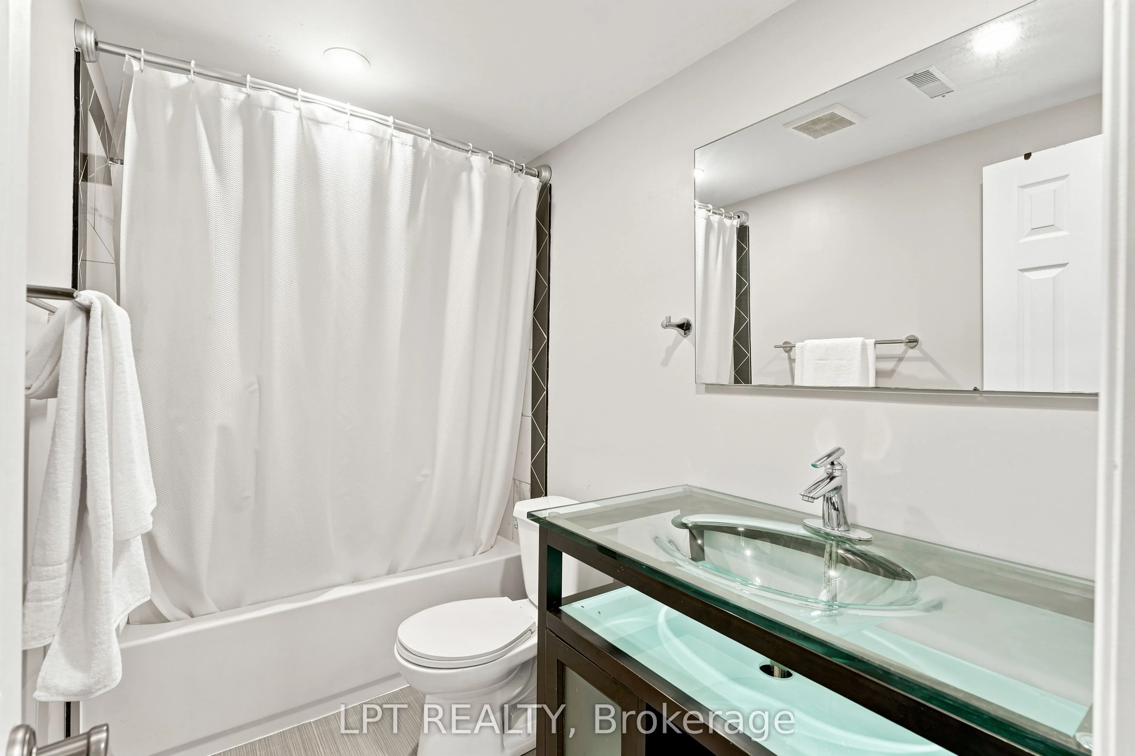 2628 Westshore Crescent