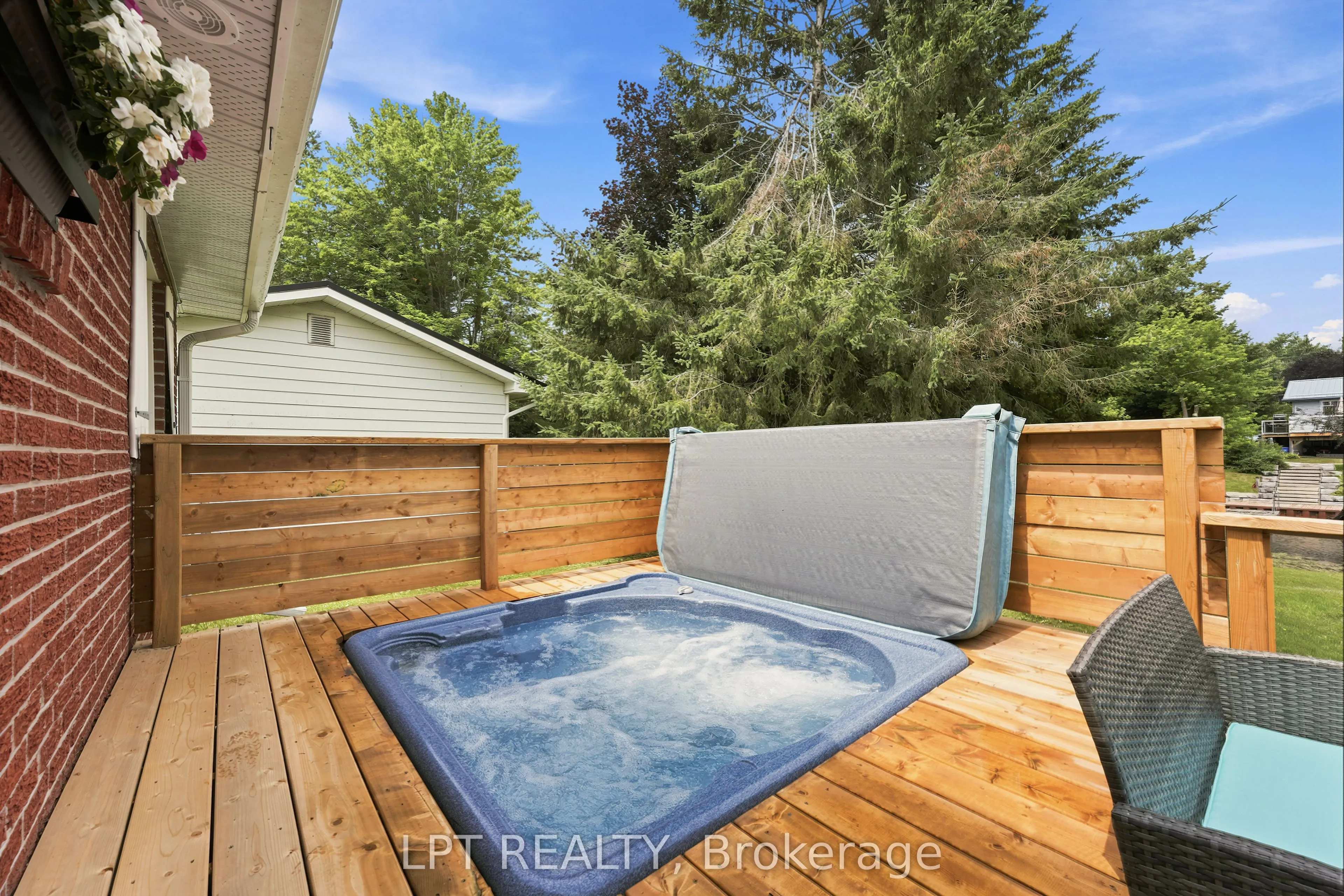 2628 Westshore Crescent