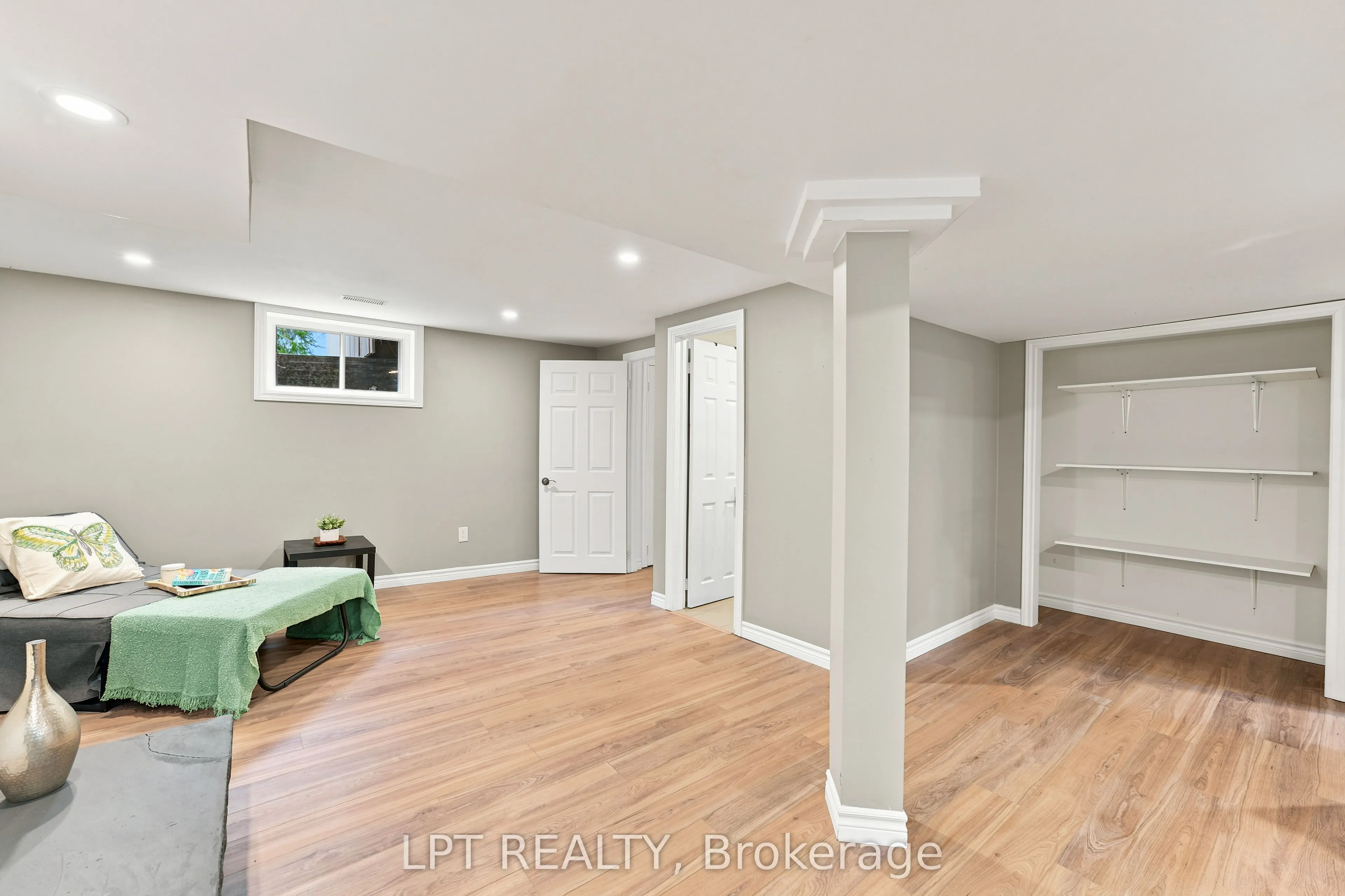 2628 Westshore Crescent