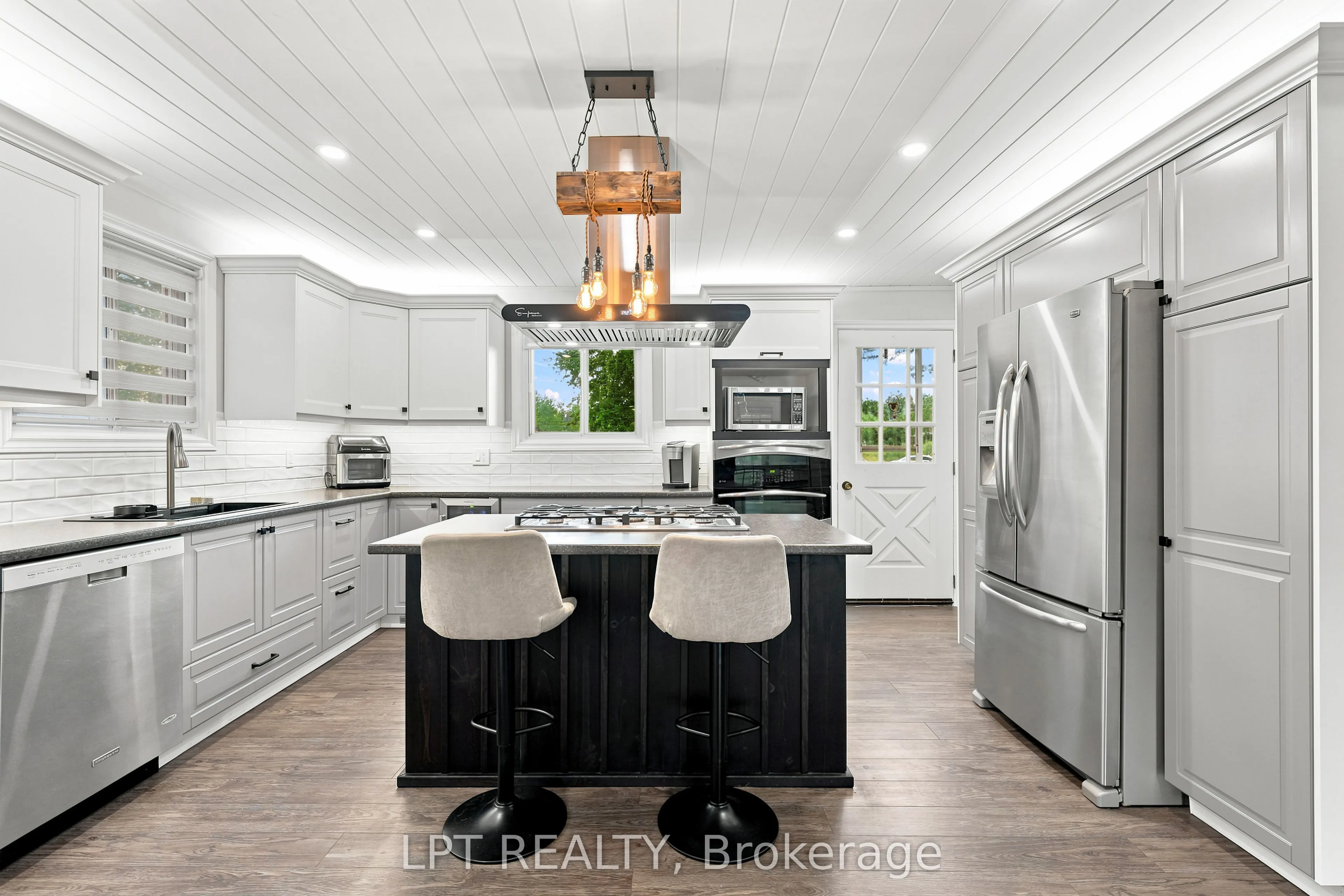 2628 Westshore Crescent