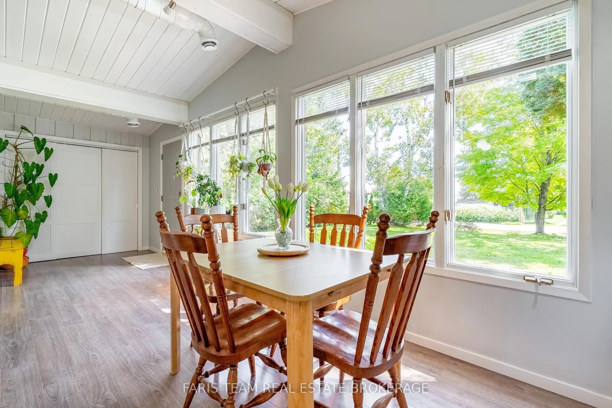 224 Lakeshore Road W