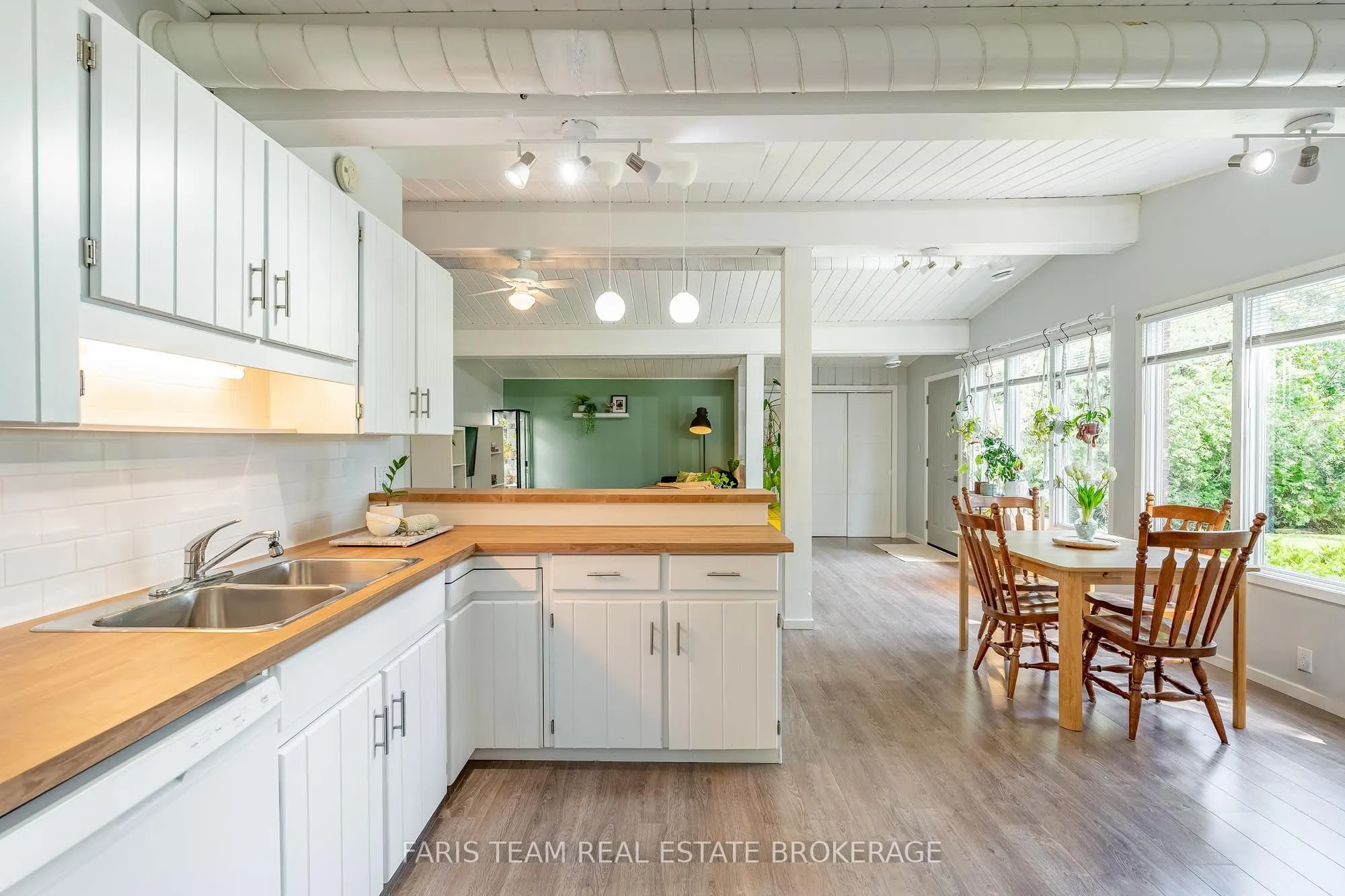 224 Lakeshore Road W