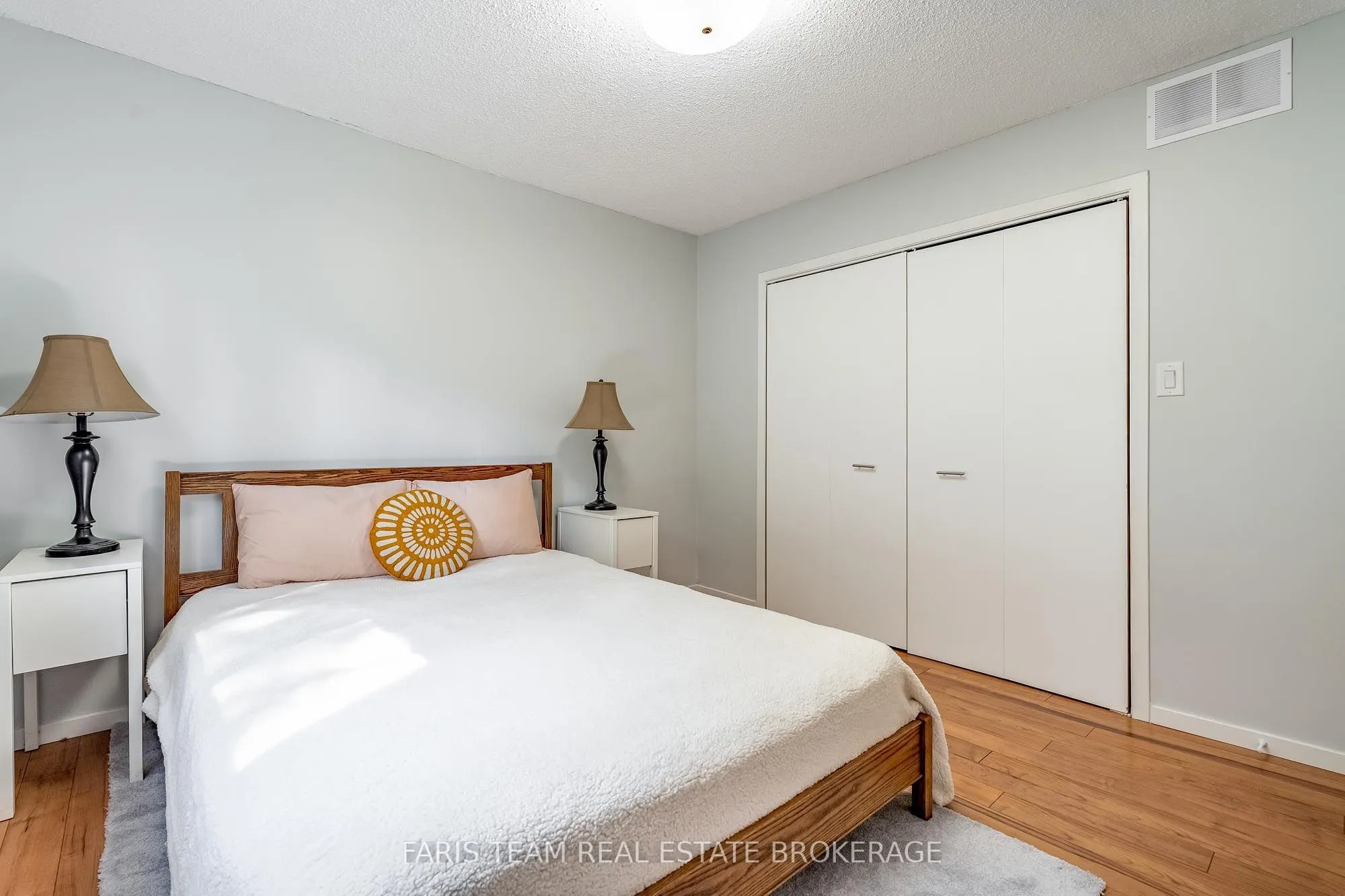 224 Lakeshore Road W