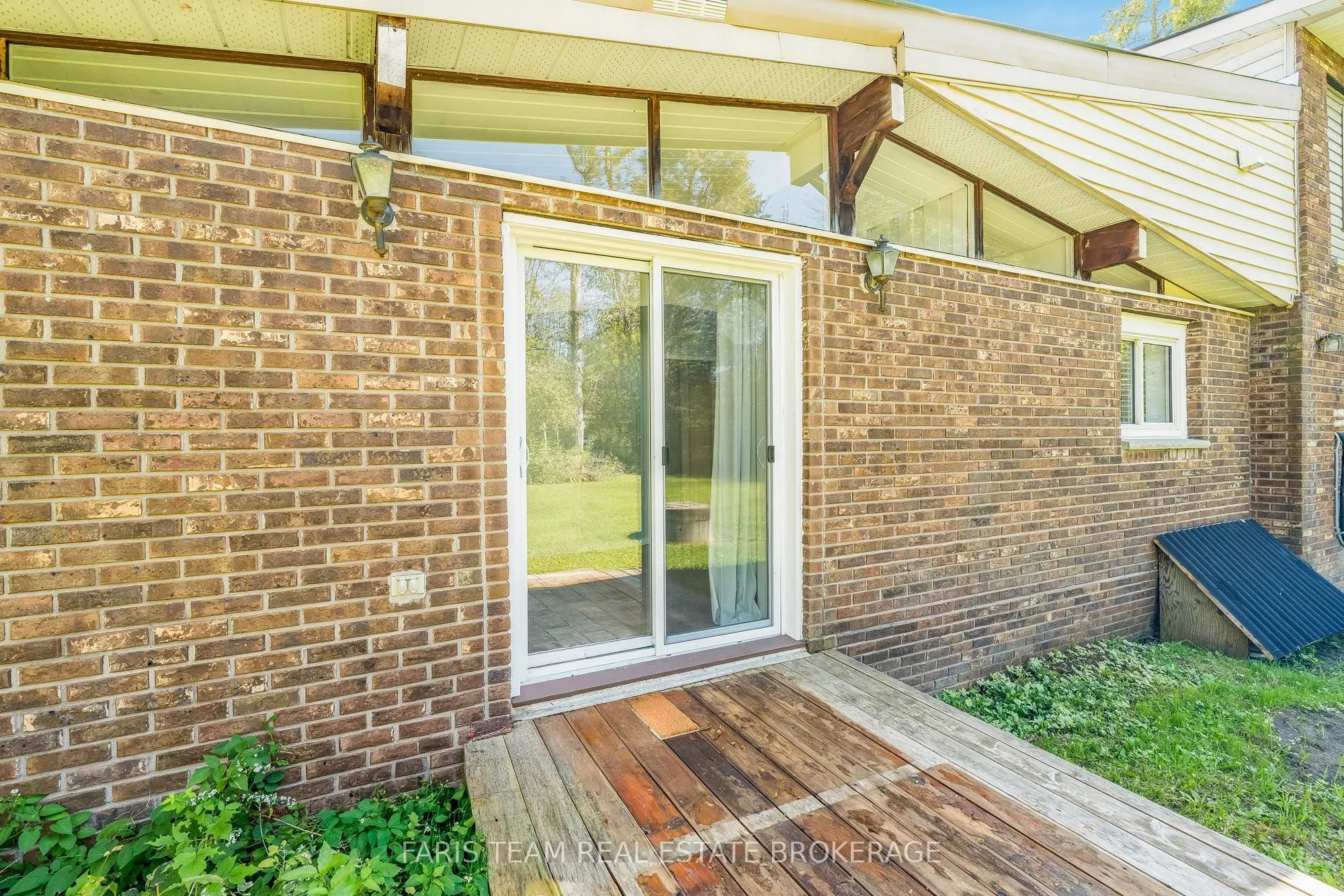 224 Lakeshore Road W