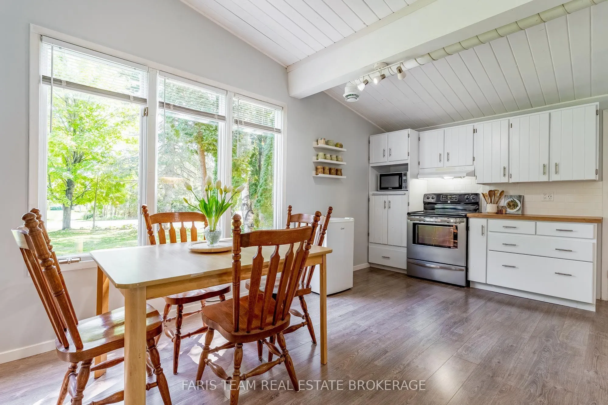 224 Lakeshore Road W
