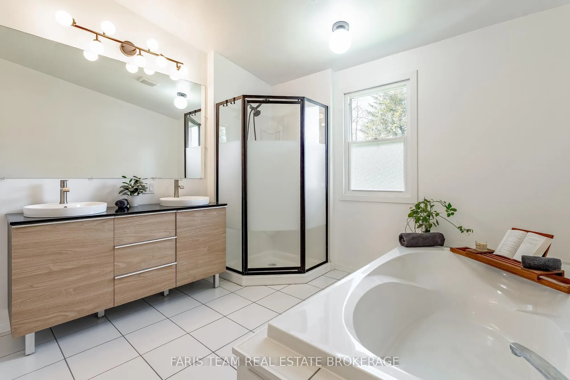 224 Lakeshore Road W