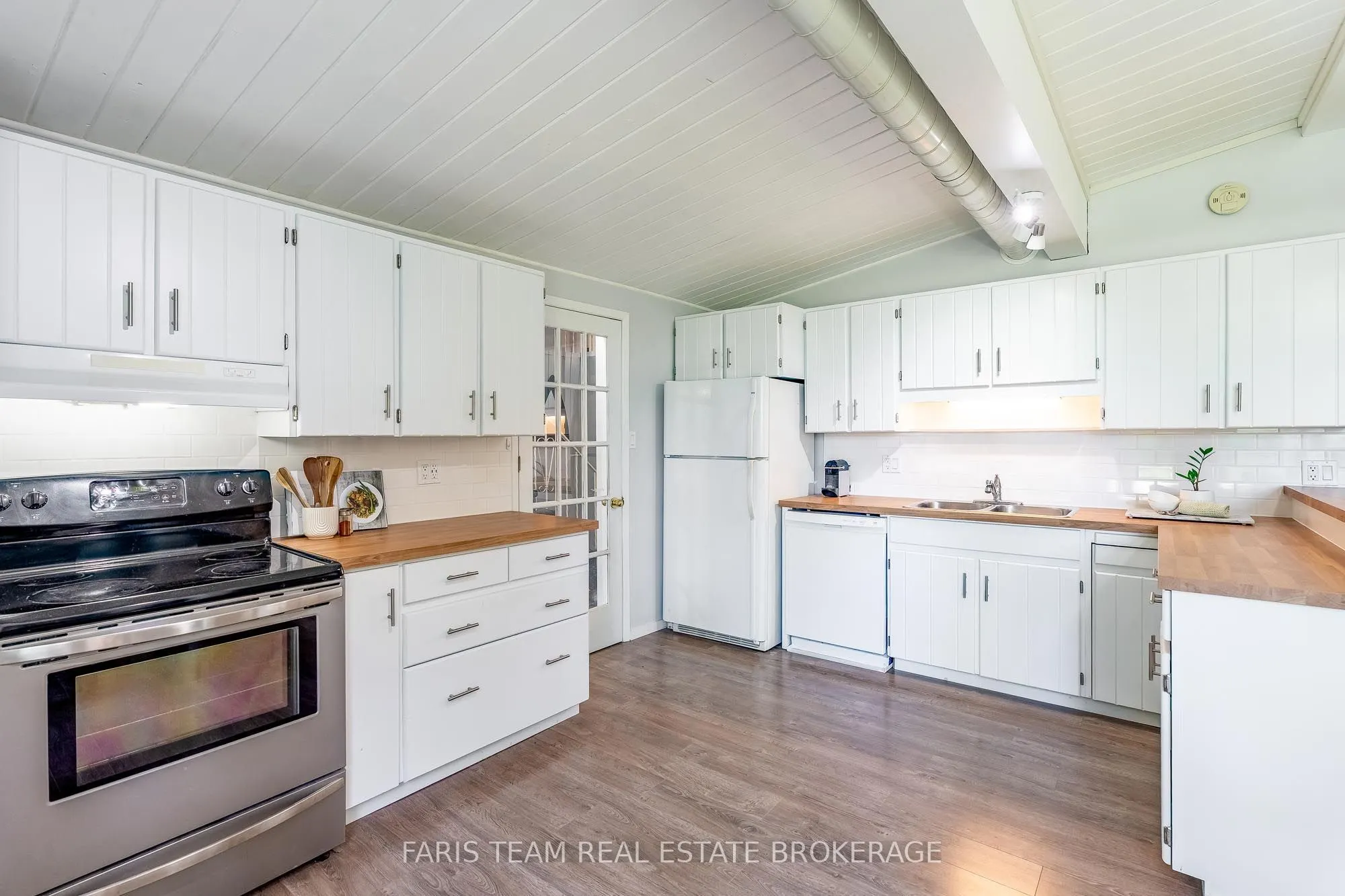 224 Lakeshore Road W