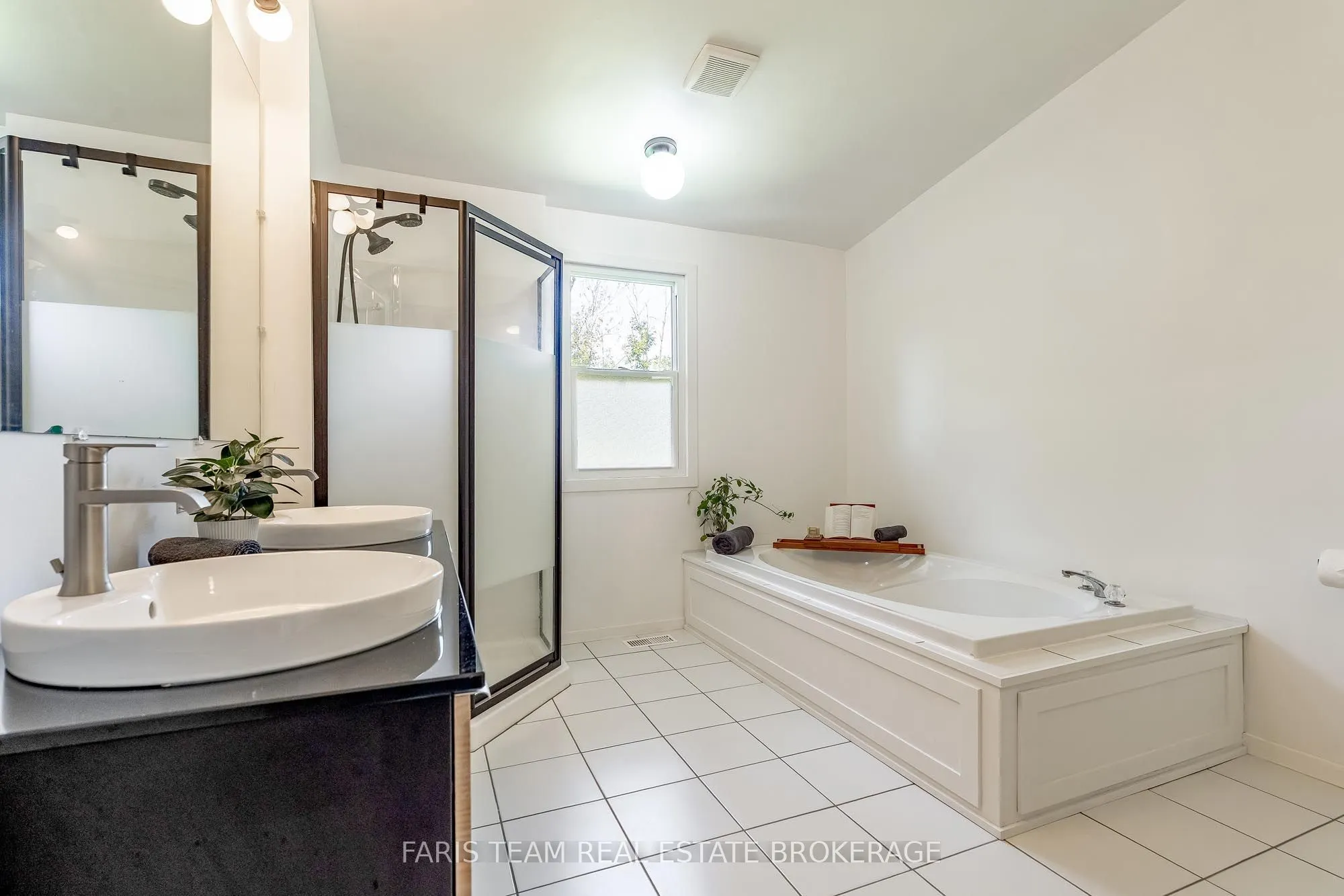 224 Lakeshore Road W