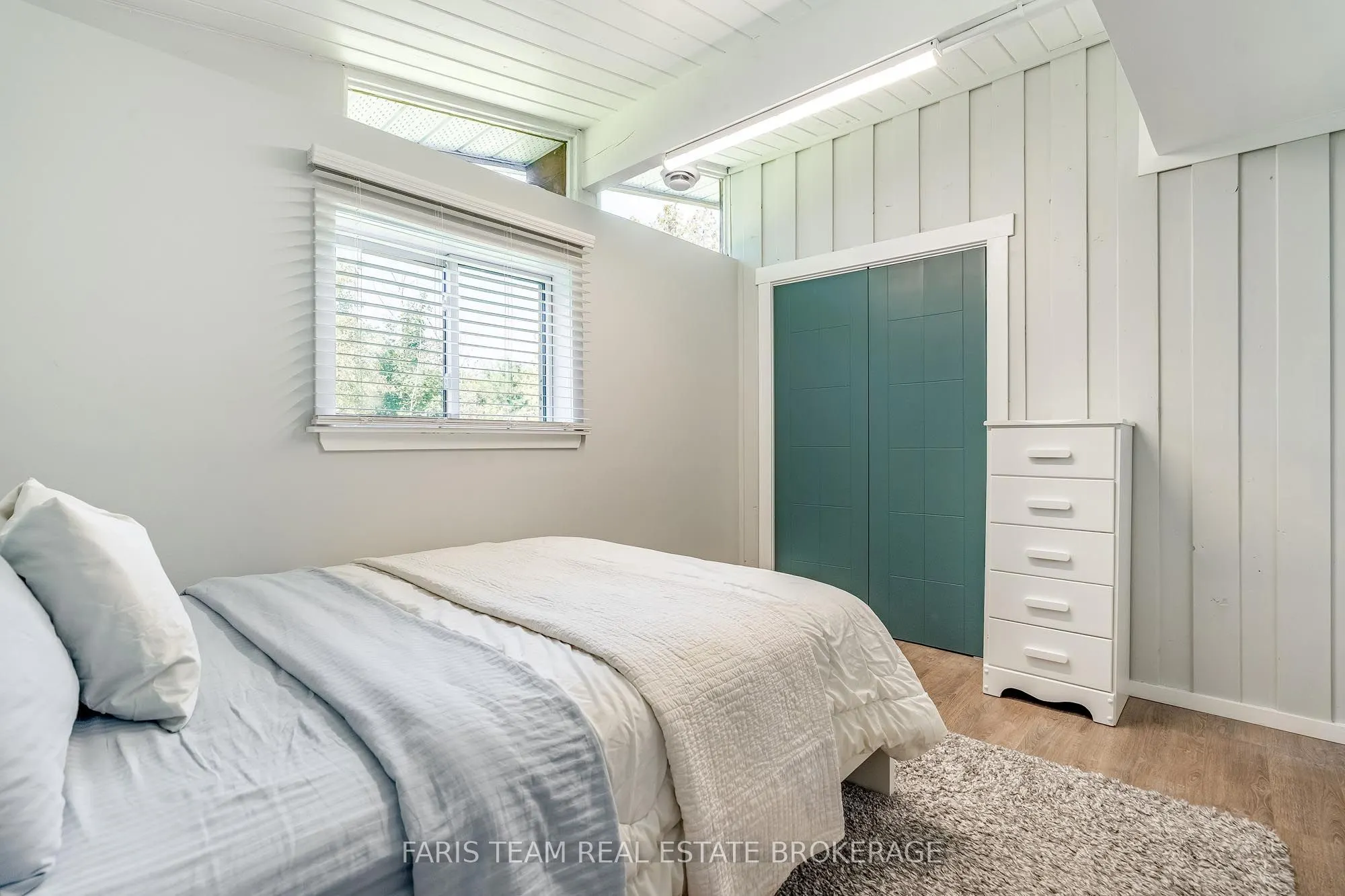 224 Lakeshore Road W
