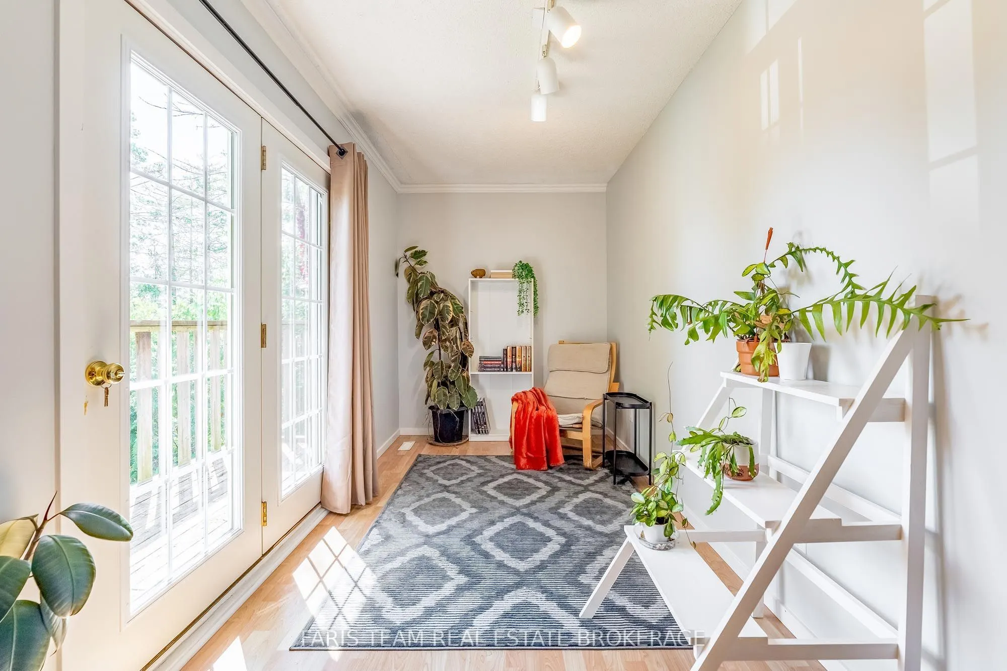 224 Lakeshore Road W
