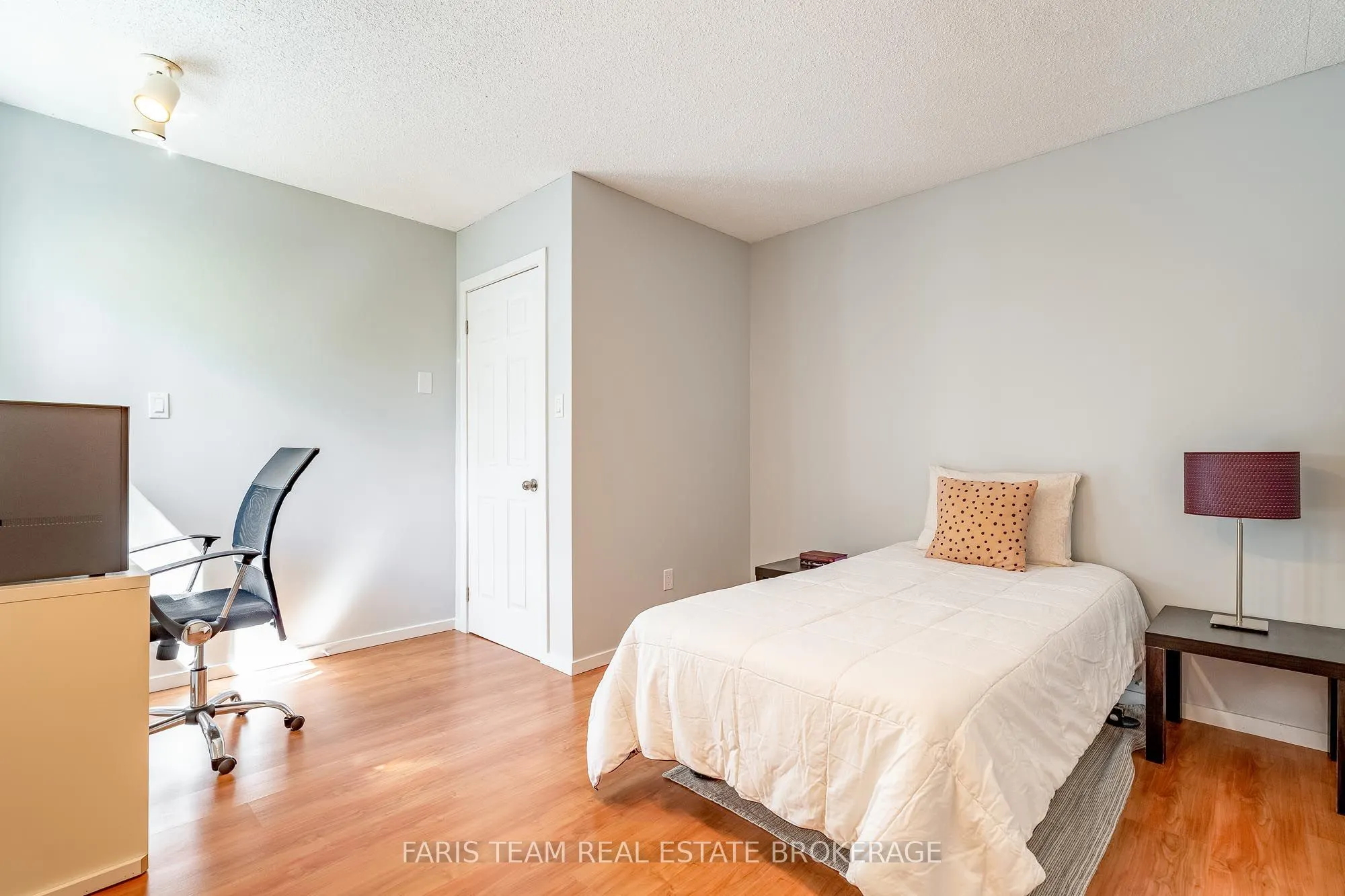 224 Lakeshore Road W
