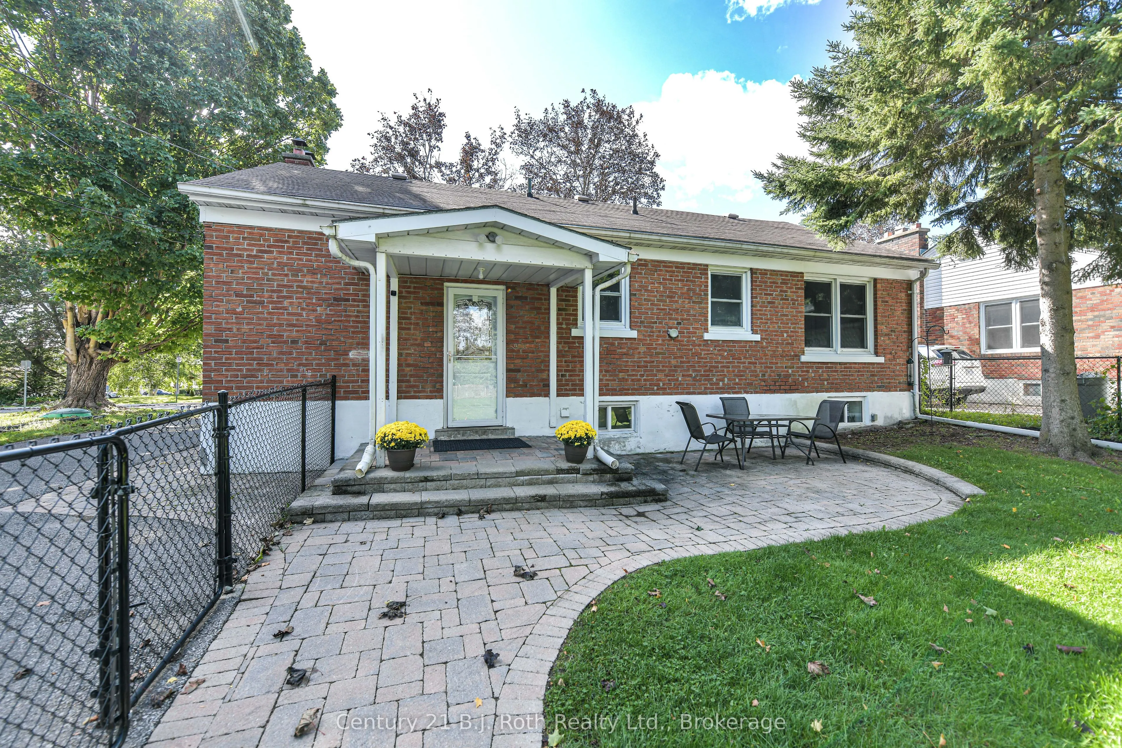 28 Borland Street W