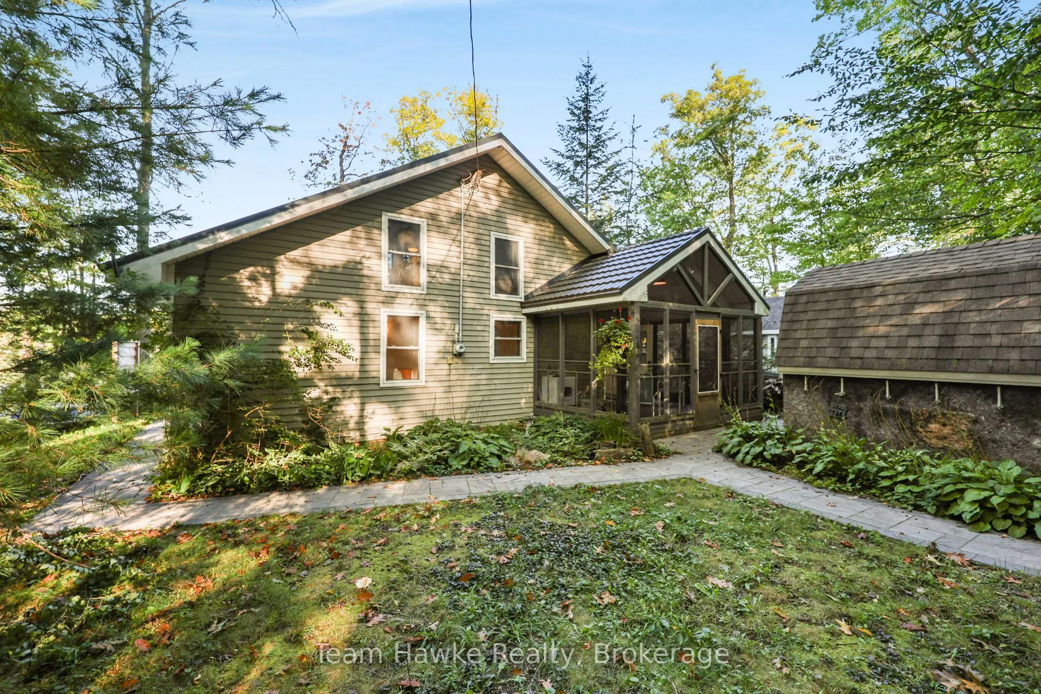 8 Farlain Lake Road E
