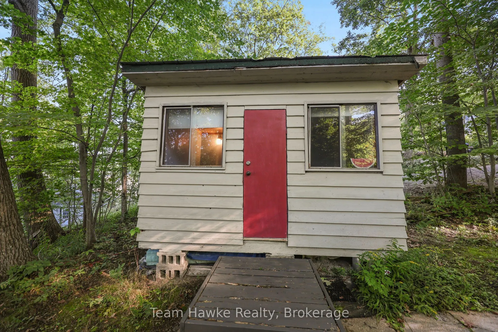 8 Farlain Lake Road E