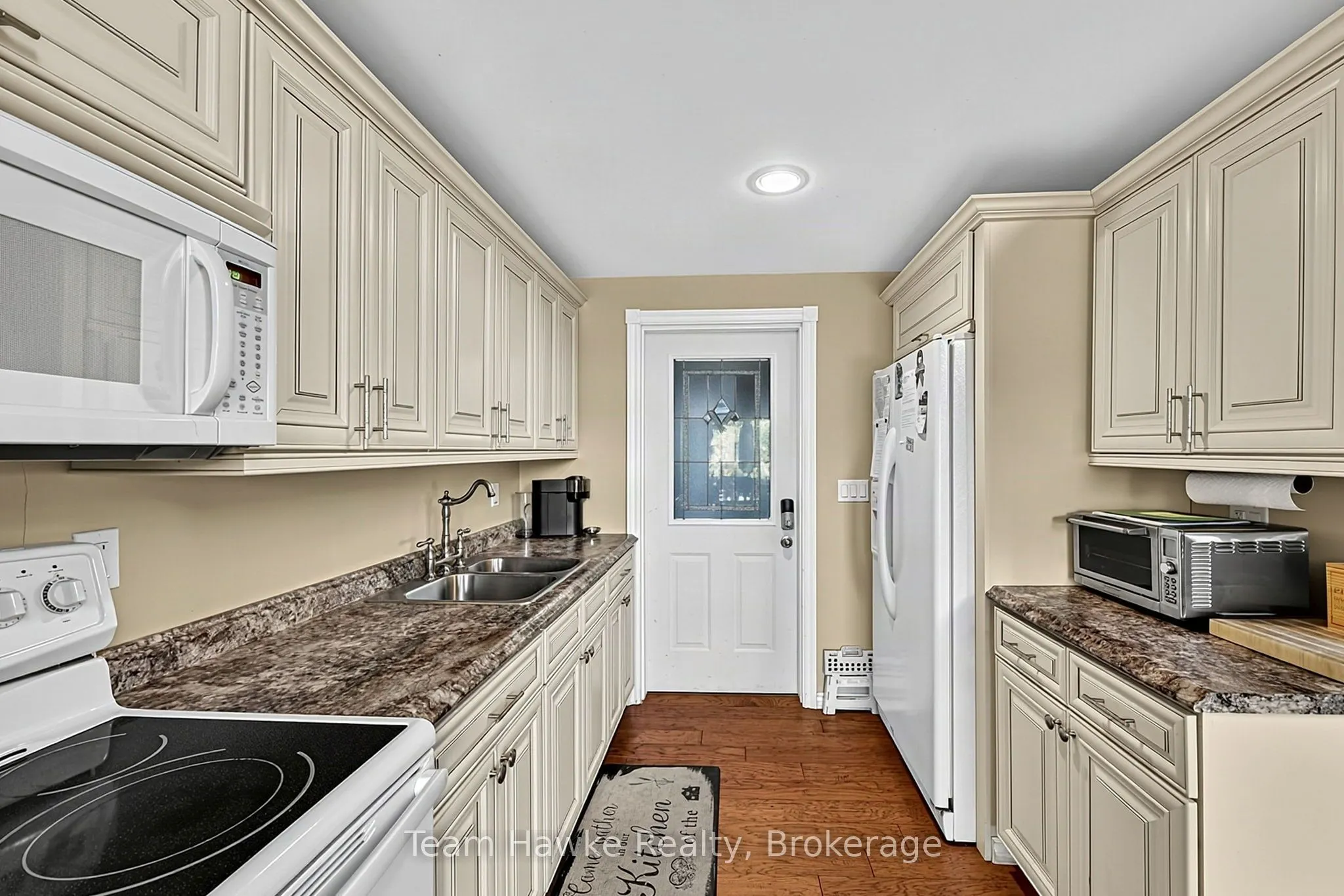 8 Farlain Lake Road E