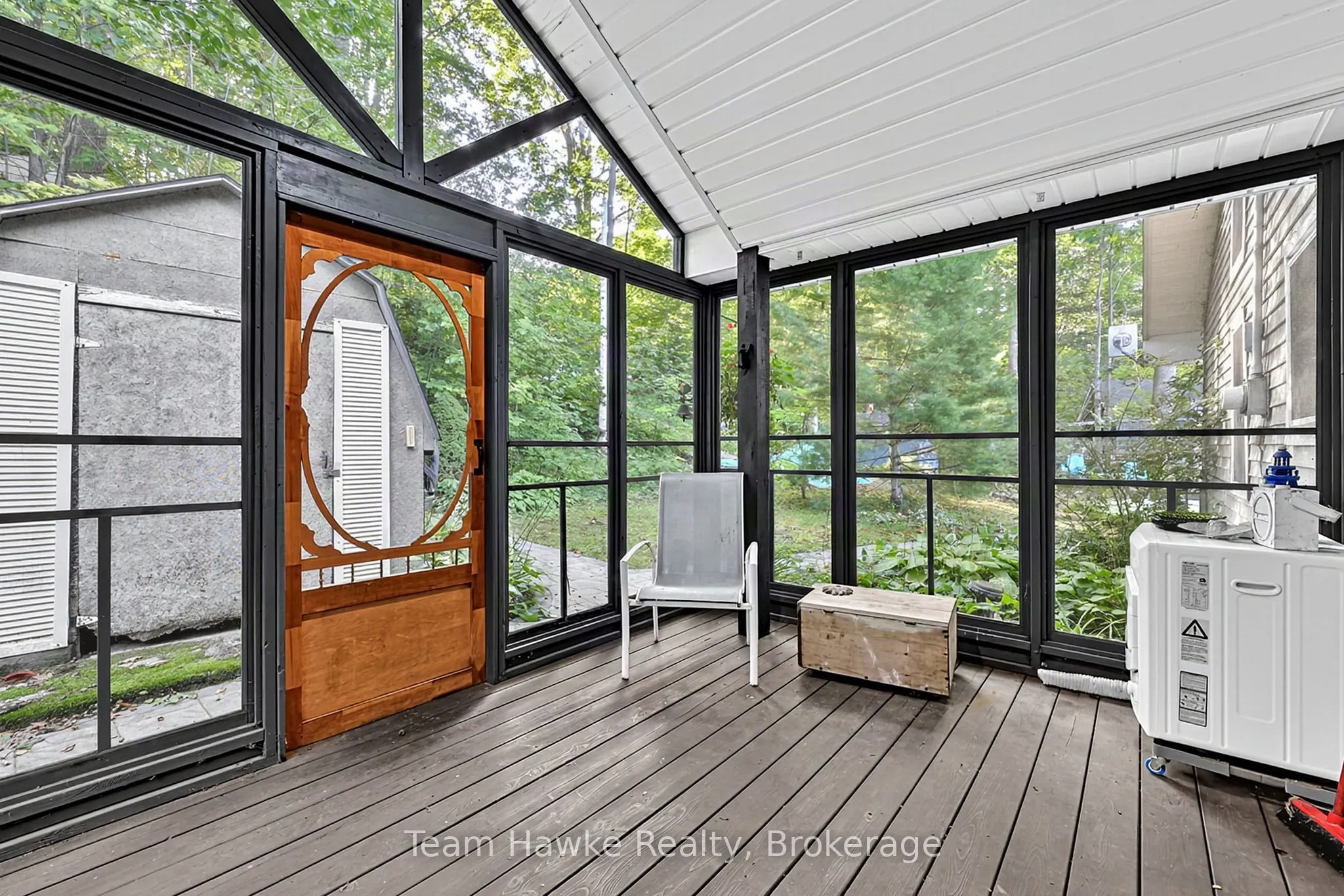 8 Farlain Lake Road E