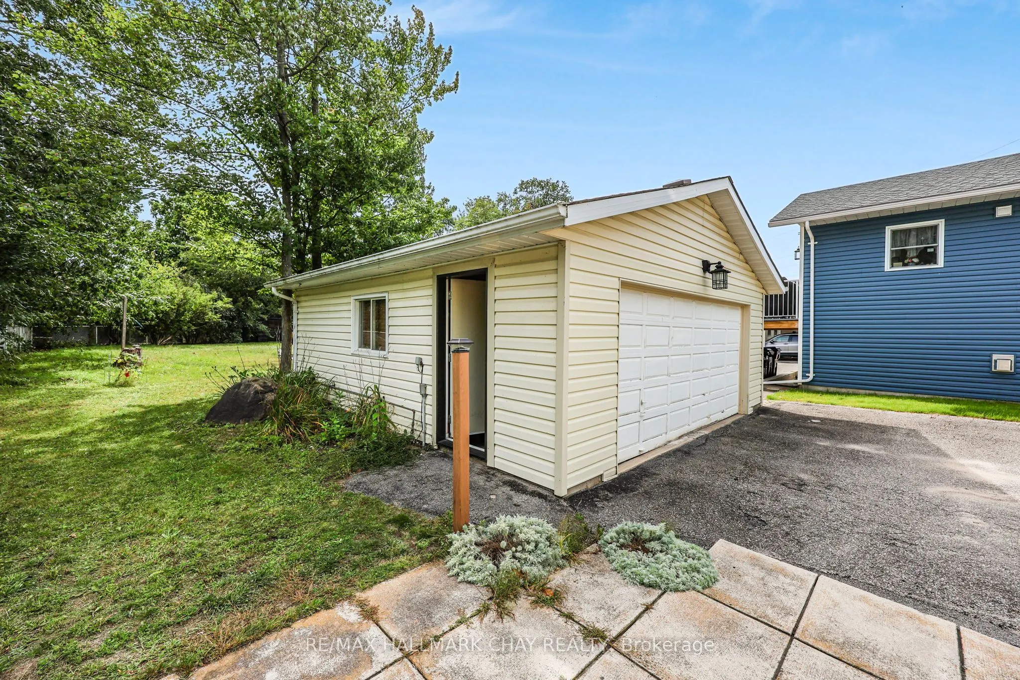 1475 River Road W