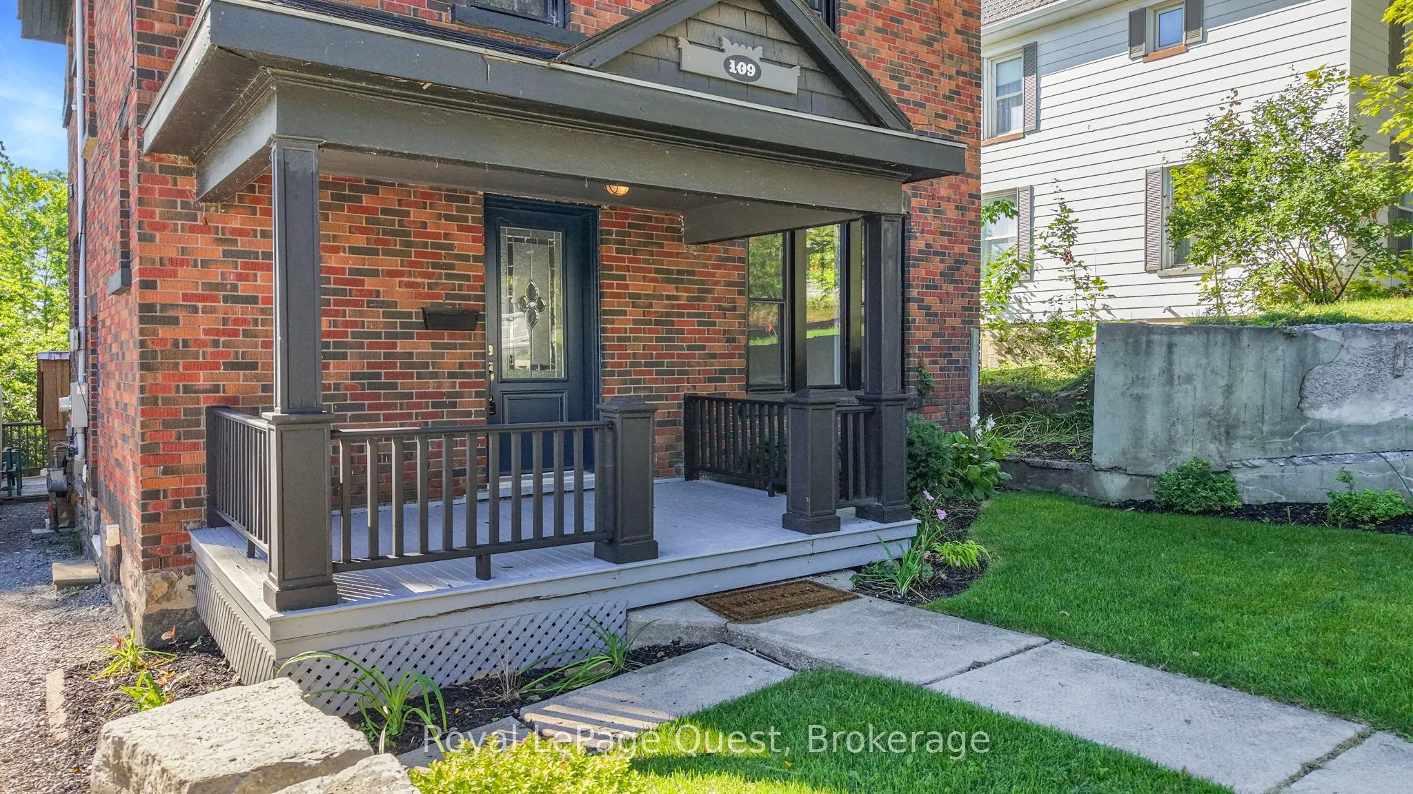 109 Brant Street E