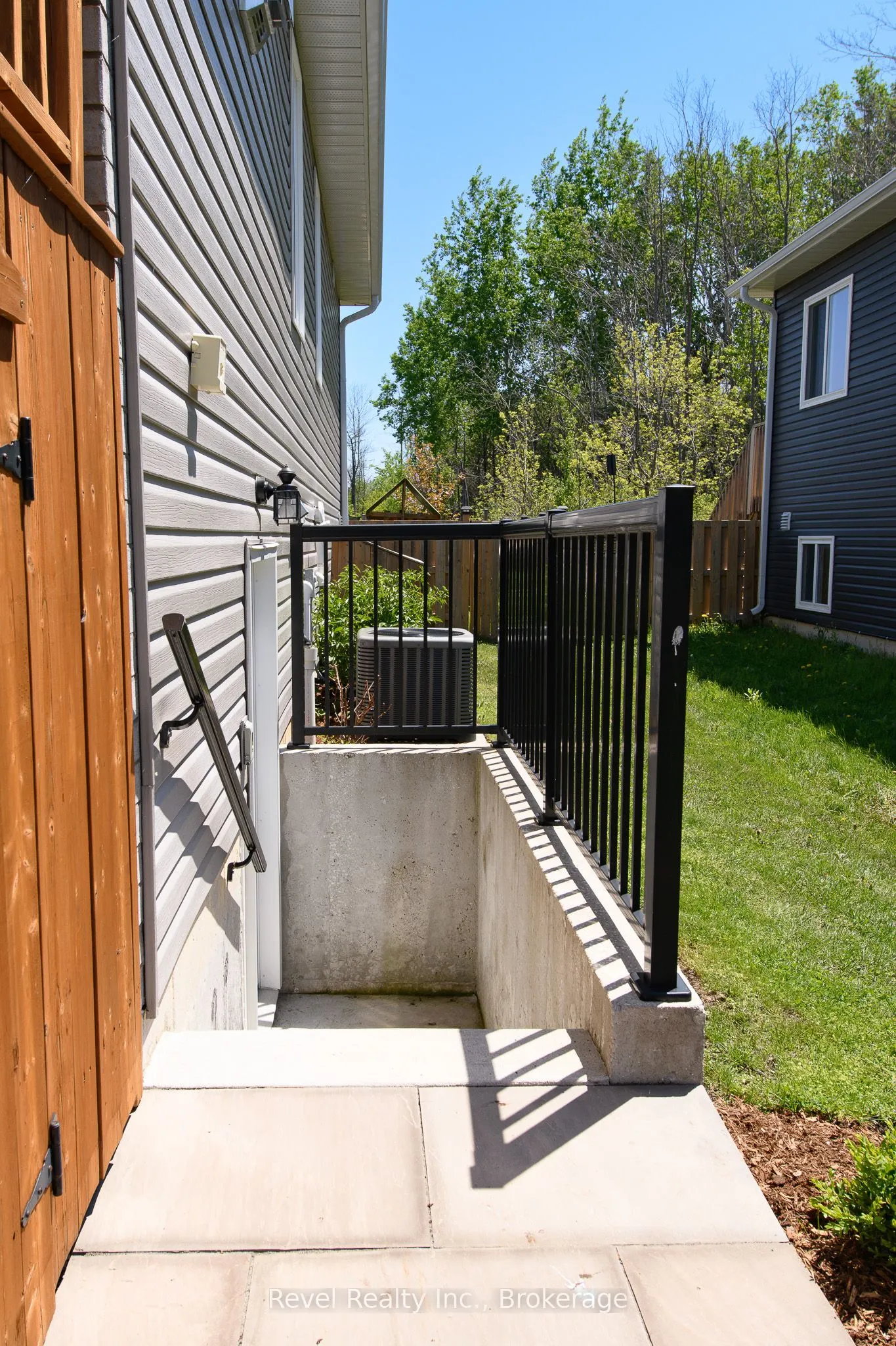 37 Marilyn Avenue N