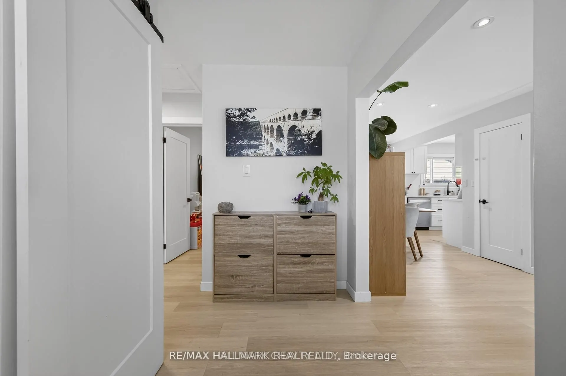 89 North st West (Main floor only) Street N